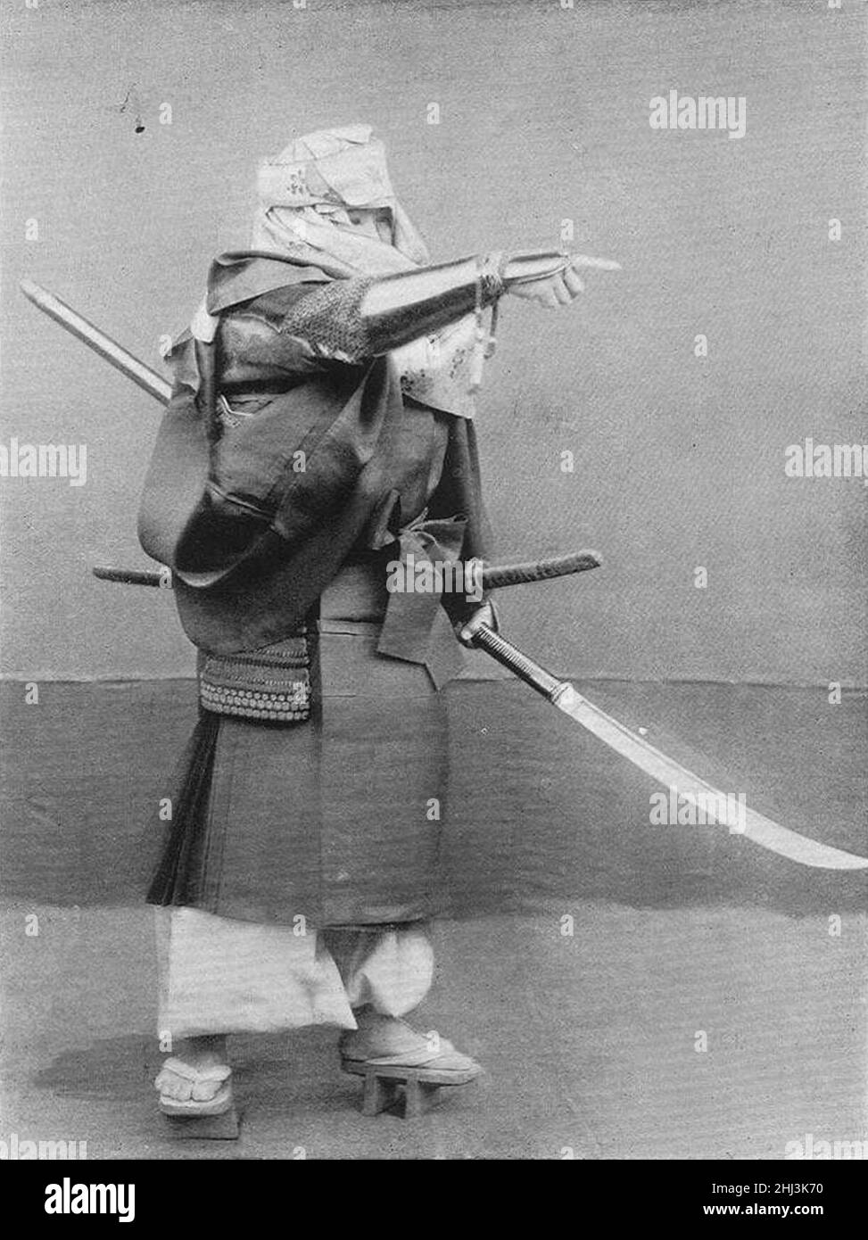 Sōhei (kämpfender Mönch) aus der Kamakura-Zeit, Militärkostüme im alten Japan (1895). Fotografiert von Kazumasa Ogawa, ca. 19th. Jahrhundert. Stockfoto