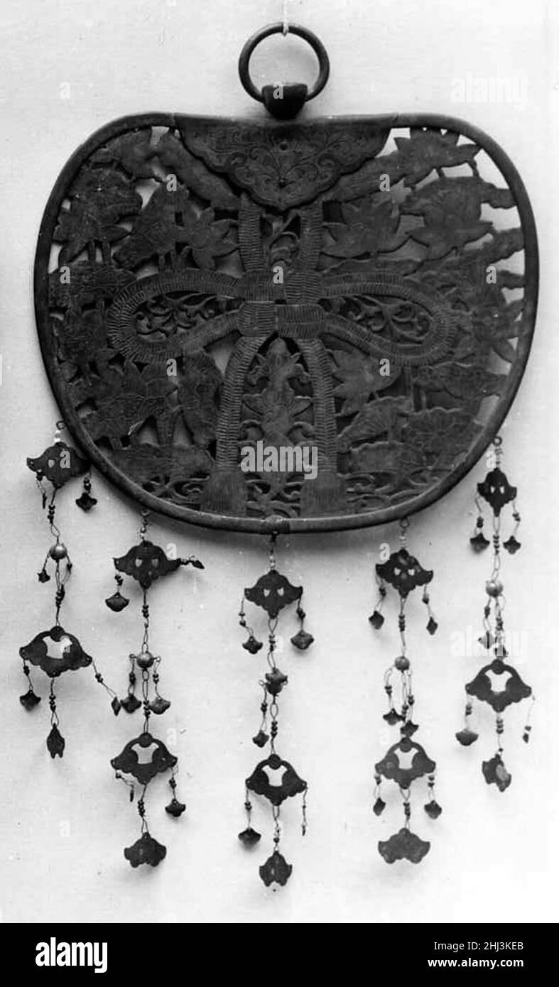 Keman („Flower Garland“ Temple Decoration) ca. 1725 Japan Keman (Sanskrit: Kusumamala) bedeutet wörtlich „Blumengirlande“ und bezieht sich auf hängende dekorative Scheiben, die in der Regel aus Bronze in Form eines runden Ventilators (Uchiwa) hergestellt sind, die an den Balken des inneren Heiligtums eines Tempels über einer buddhistischen Statue hängen. Man vermutet, dass sie ihren Ursprung in den Girlanden frischer Blumen haben, die den Adligen im alten Indien angeboten wurden. Keman („Blumengirlande“-Tempeldekoration) 60012 Stockfoto