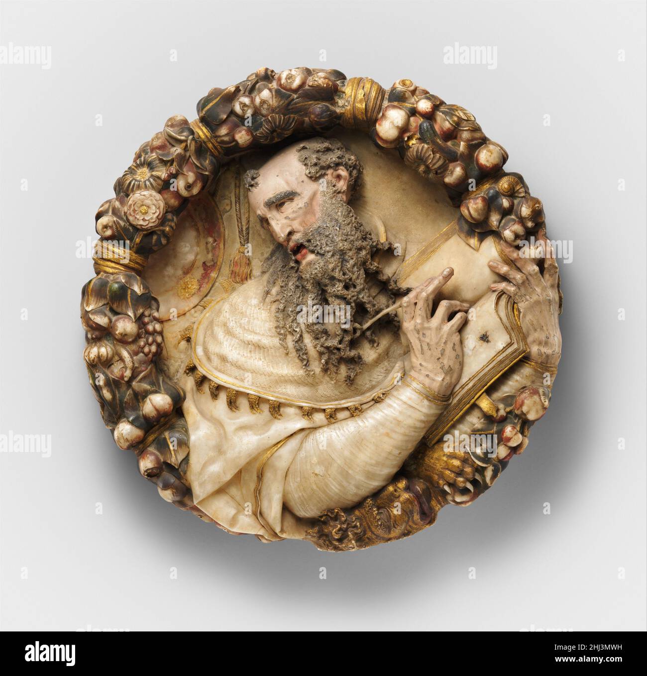 Saint Jerome (einer von einem Paar) Mitte des 16th. Jahrhunderts Spanisch, möglicherweise Aragon Diese Rundel (siehe auch 34,34) aus der Sammlung Conde de Las Almenas in Madrid wurden nach einer Auktion in New York im Jahr 1927 getrennt, aber einige Jahre später wieder im Museum vereint. Sie waren vielleicht Teil einer größeren Serie, da es keinen Grund gibt – biblisch oder historisch –, die heilige Agnes und den heiligen Hieronymus gemeinsam zu zeigen (die Paarung kann jedoch die Vornamen der Schutzherren widerspiegeln). Sowohl Agnes als auch Jerome waren beliebte Themen in der religiösen Kunst Spaniens. Jerome wird gezeigt, Stift in der Hand, ein Buch zu schreiben, vermutlich sein lateinisches tran Stockfoto