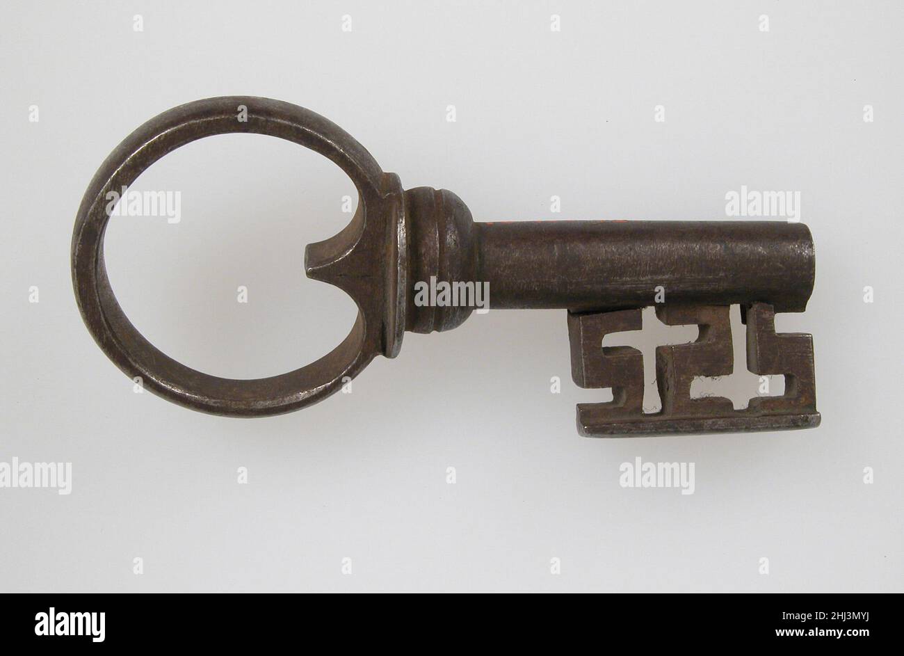 Schlüssel 15th Jahrhundert Deutsch die Dekoration gotischer Eisenschlösser und Schlüssel war oft aufwendig und von höchster Verarbeitungsqualität. Die Motive wurden häufig aus der gotischen Architektur gezogen und reproduzieren im Miniaturmaßstab komplizierte Tracieriemuster und sogar kleine Statuetten. Eine Reihe dieser winzigen Schlösser waren zusammengeschlüssel, einige der Mechanismen waren nicht sichtbar und erforderten zwei oder sogar drei Schlüssel, die nacheinander verwendet wurden, um sie zu öffnen. Es wurde vermutet, dass die stark erweiterte Verwendung von Türschlössern oder Sargträten und anderen Arten von Lagerkisten eine Folge der zunehmenden Urbanisierung war Stockfoto