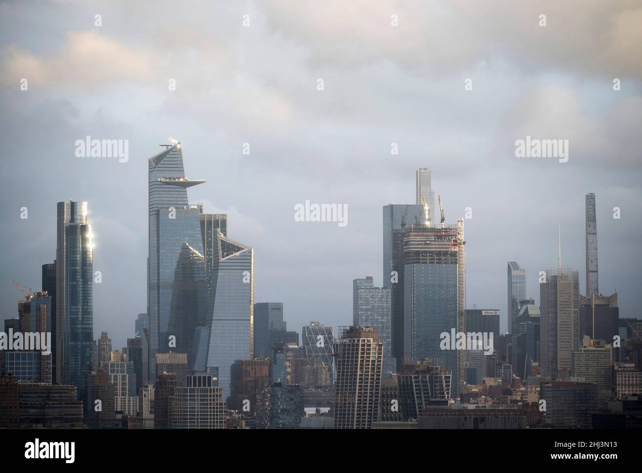 An einem grauen und bewölkten Tag in NYC steigt ein Hauch von Sonnenlicht auf Midtown Manhattan. Stockfoto