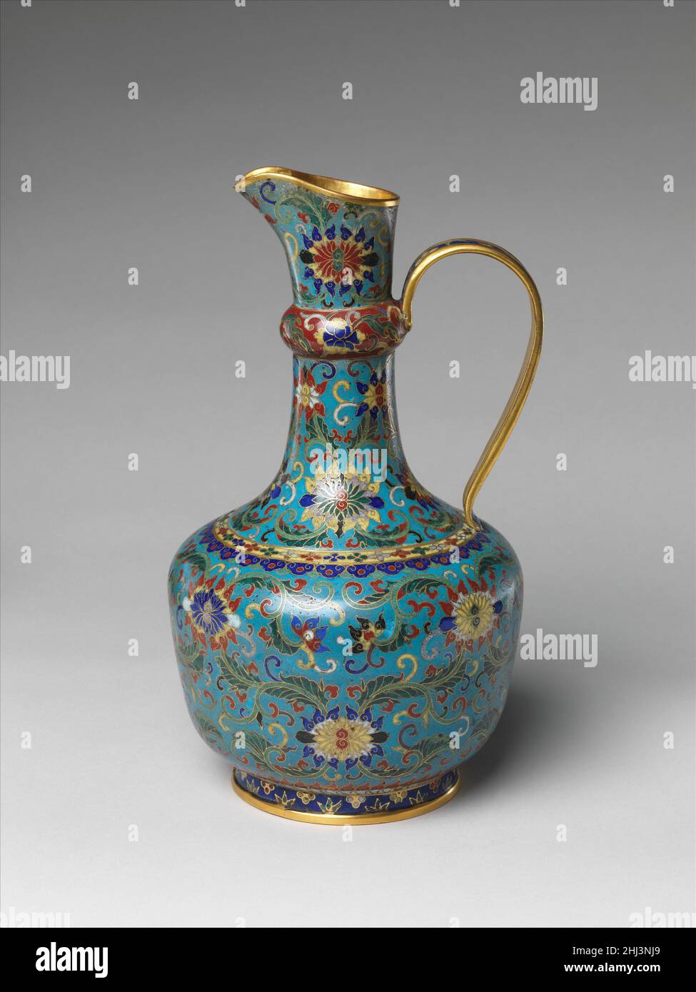 Ewer 18th. Jahrhundert China der früheste sicher datierte chinesische Cloisonné, in dem farbige Glaspaste in Metalleinhausungen aufgetragen und abgefeuert wird, stammt aus der Regierungszeit des Ming Xuande-Imperators (1426–35). Allerdings wird Cloisonné während der vorherigen (Yuan) Dynastie (1271–1368) aufgezeichnet, und es wurde vermutet, dass die Technik zu dieser Zeit über die westliche Provinz Yunnan nach China eingeführt wurde, die unter mongolischer Herrschaft einen Zustrom islamischer Menschen erhielt. Die Form dieses Abwasserkanals, der Anfang des 15. Jahrhunderts in China eingeführt wurde, stammt ebenfalls aus der islamischen Metallverarbeitung. Ewer. China. Stockfoto