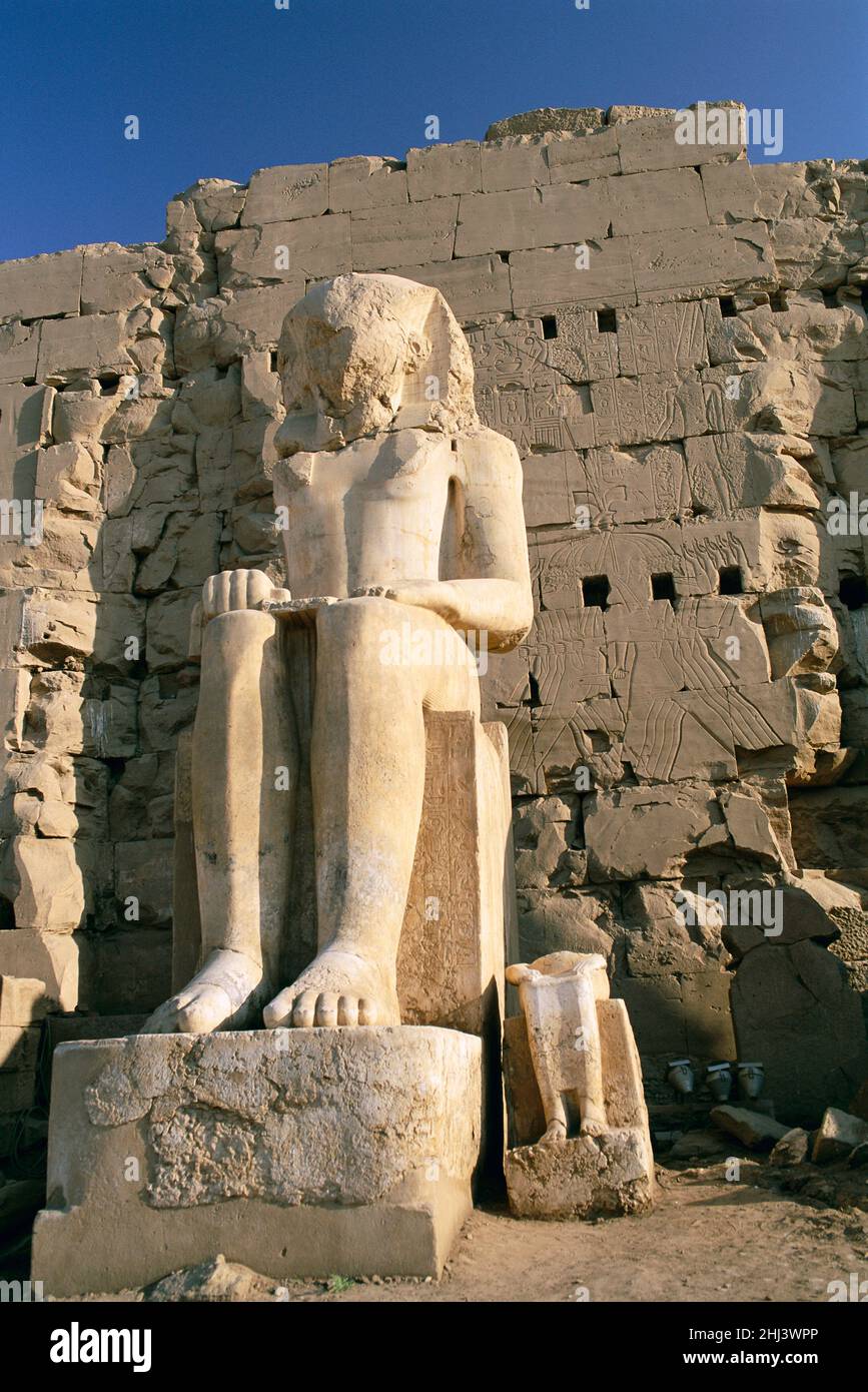 Entstellte Statue in den Tempeln von Karnak, Luxor, Ägypten Stockfoto