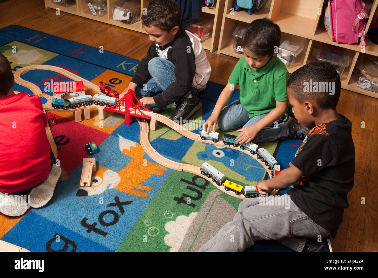 Bildung Vorschule 4-5-jährige Gruppe von Jungen, die mit Zug-Set spielen Stockfoto