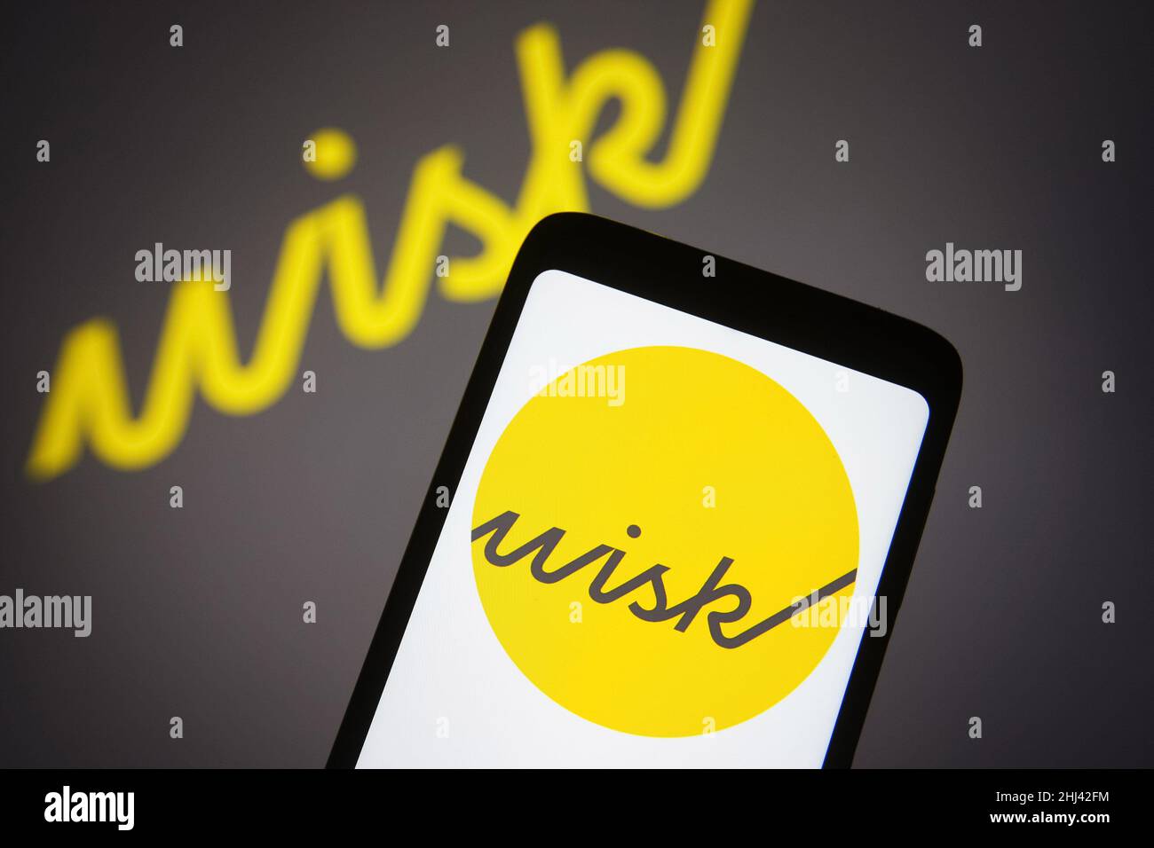 In dieser Abbildung ist ein Logo von Risk Aero auf einem Smartphone und einem Computerbildschirm zu sehen. Stockfoto