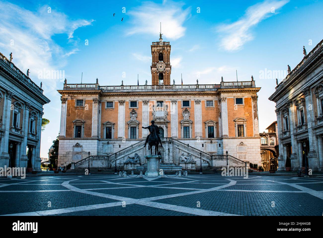 Piazza Campidoglio, Roma, Italien. Im Jahr 1546 schuf Michelangelo die Fassade des Palazzo Senatorio Sitz der Gemeinde Rom. Stockfoto