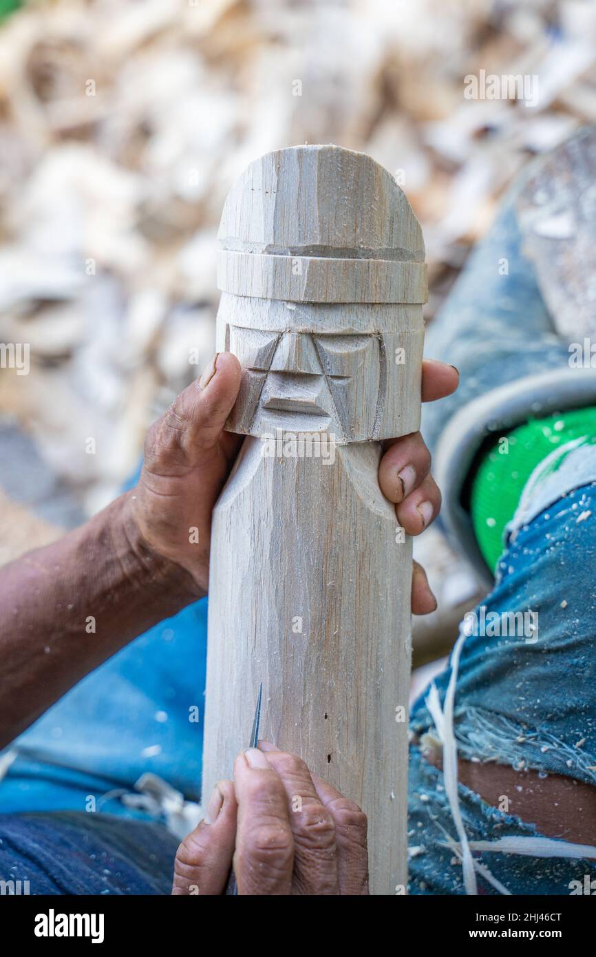 Skulptur einer Maske (indigene Kunst) in der indigenen Gemeinde Yagua, Amacayacu Naturpark, Amazonas, Kolumbien. Stockfoto