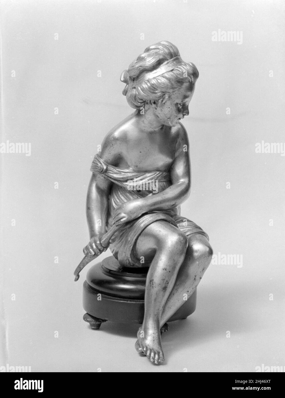 Sitzendes Mädchen ca. 1788 nach einem Modell von Etienne-Maurice Falconet Französisch nach Étienne-Maurice Falconets Psyche (siehe auch 1973.315.15). Die Figur ziert wahrscheinlich ein dekoratives Objekt, wie z. B. eine Uhr. Sitzendes Mädchen 200662 Stockfoto