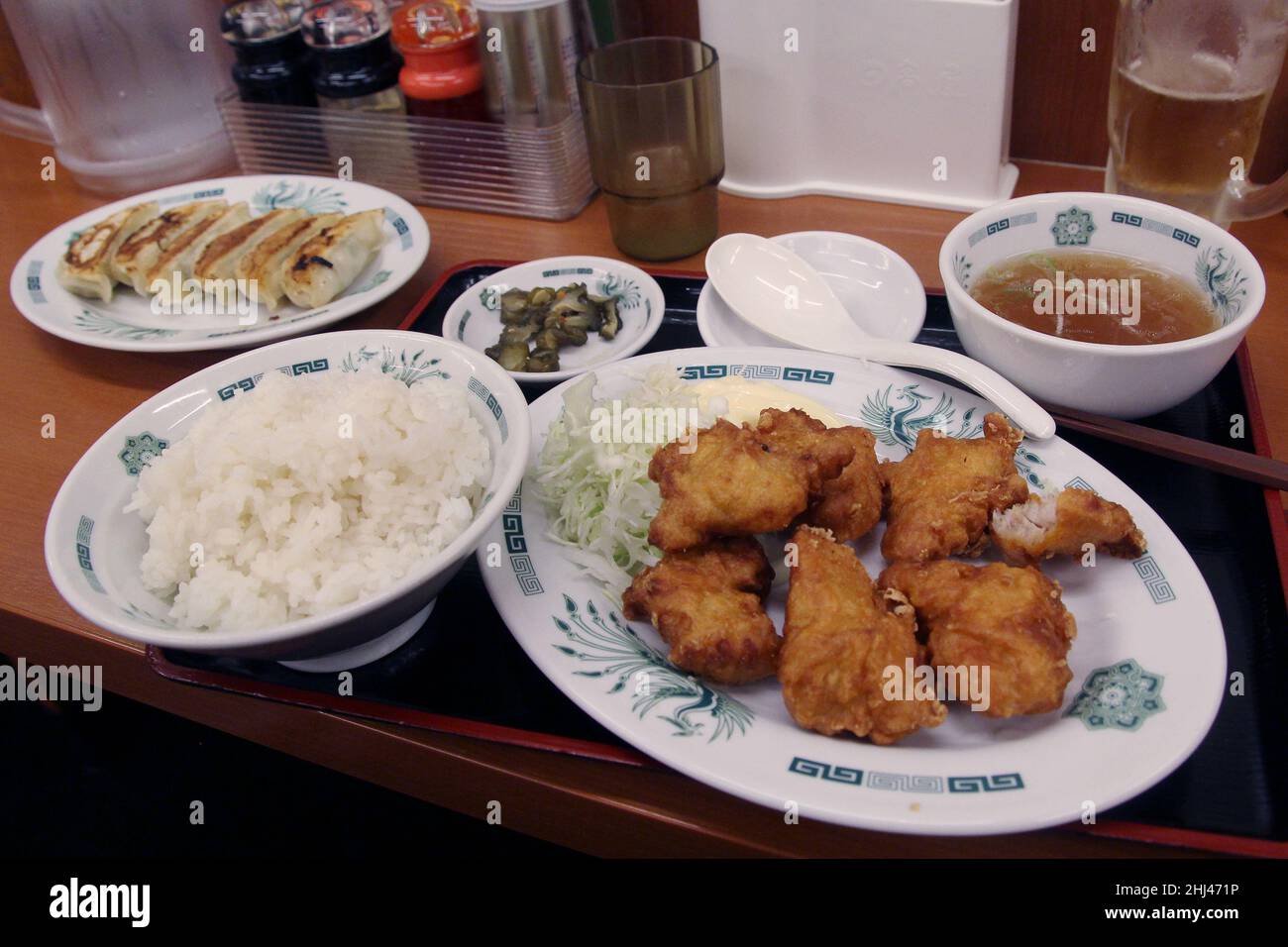 Großes Essen in einem japanischen Restaurant in Tokio: Gebratenes Karaage-Huhn und Gyoza-Knödel Stockfoto