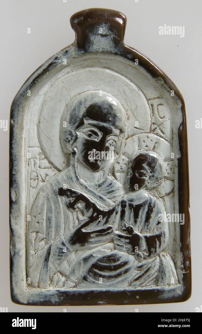 Zweiseitiger Anhänger mit der Jungfrau und dem Jesuskind und Johannes dem Vorläufer 1100–1300 byzantinische Künstler entwarfen oft Anhänger-Ikonen, so dass die beiden Seiten miteinander in Beziehung standen. Zweiseitiger Anhänger mit der Jungfrau und dem Jesuskind und Johannes dem Vorläufer 466072 Stockfoto