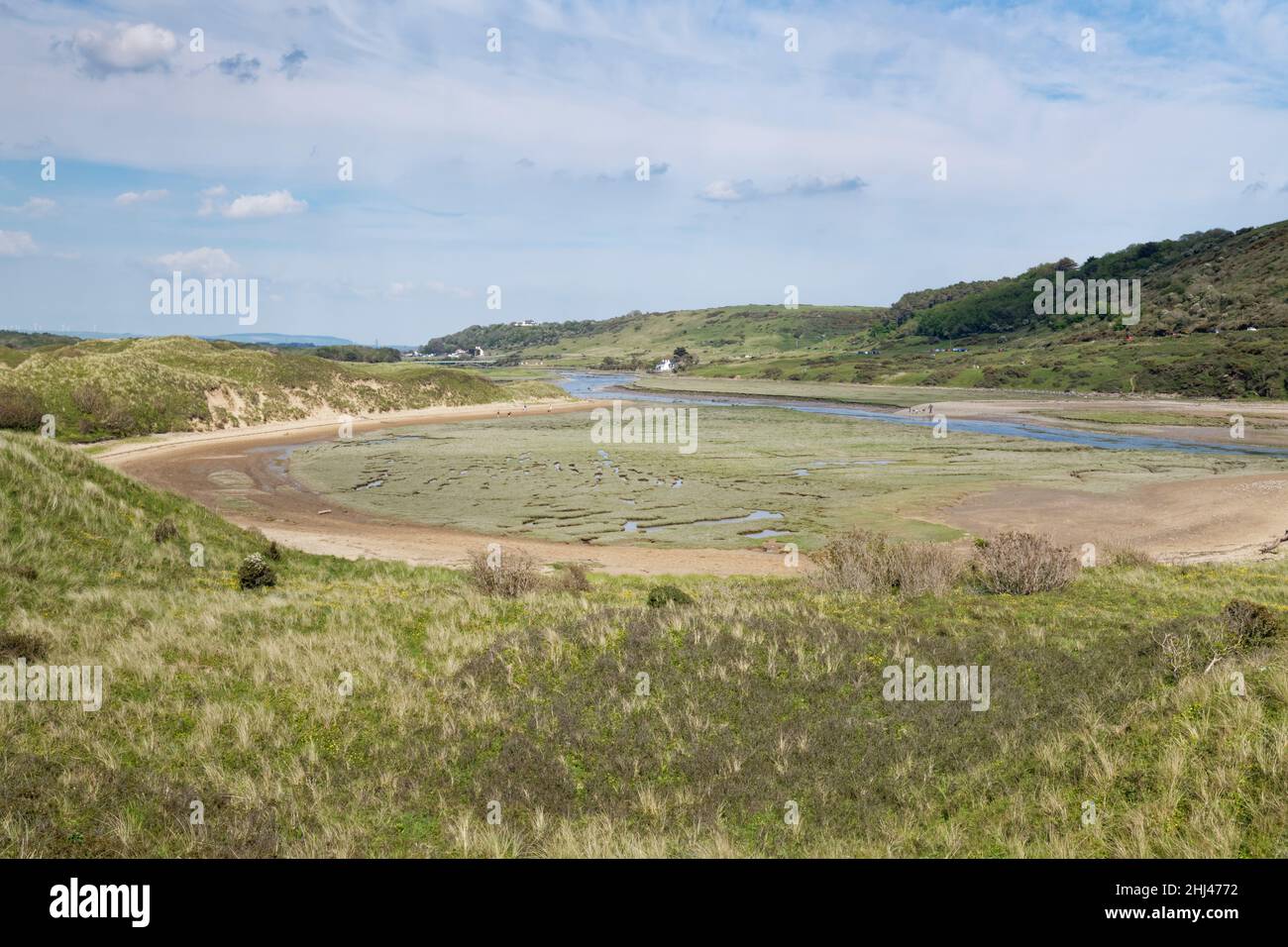 Sanddünen, Salzwiesen und der Fluss Ogmore von der südwestlichen Grenze des Merthyr Mawr Warren NNR Sanddünenkomplexes am nahen Ufer aus gesehen, G Stockfoto