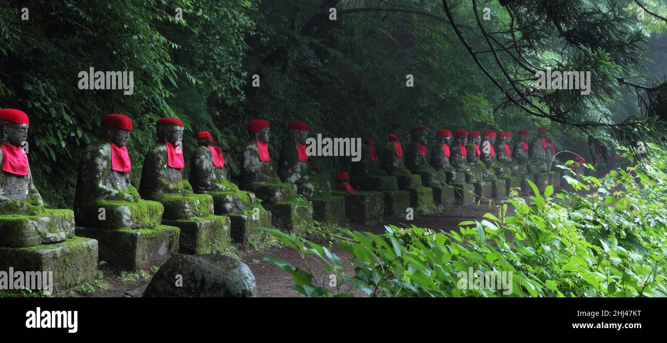 Impresive japanische Wahrzeichen - ausgerichtete buddhistische Jizo-Statuen in Nikko, Japan. Das Foto wird bei Langzeitbelichtung in der Dämmerung aufgenommen. Stockfoto