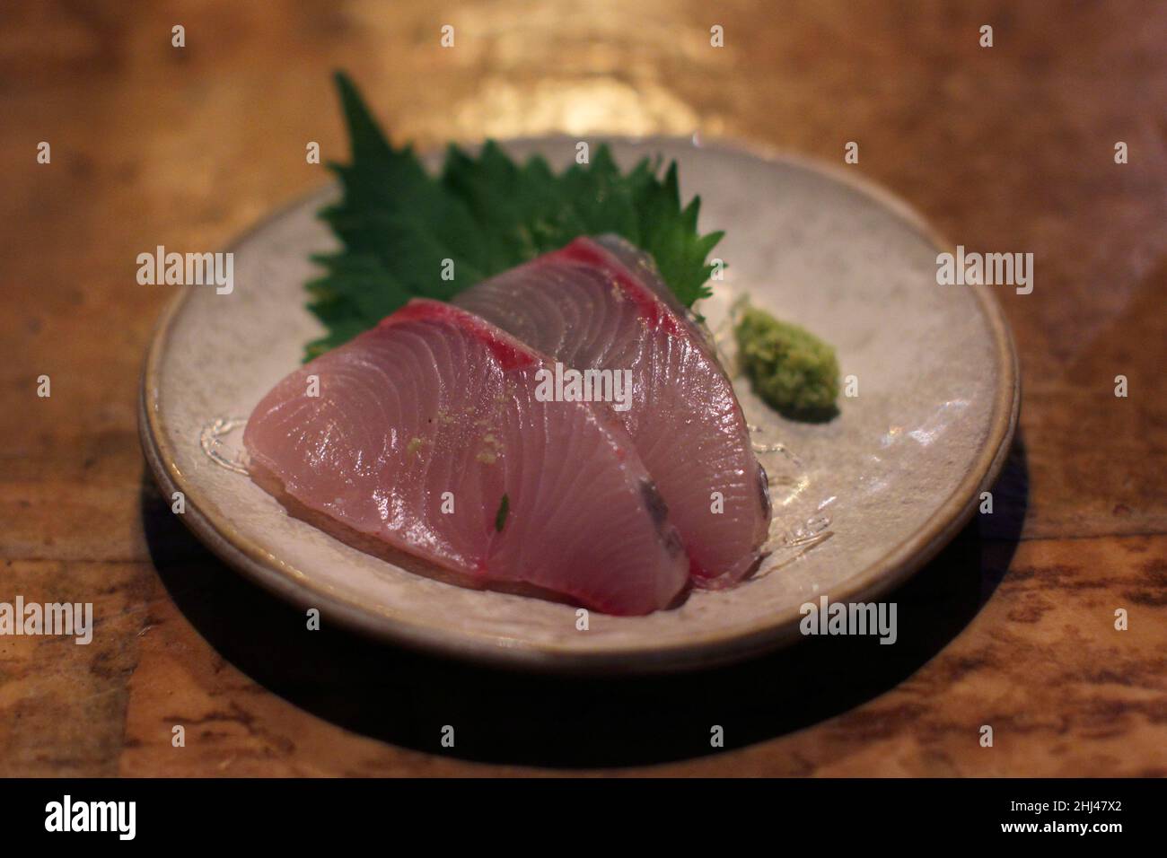 Thunfisch-Sashimi in einem kleinen Restaurant in Tokio Stockfoto