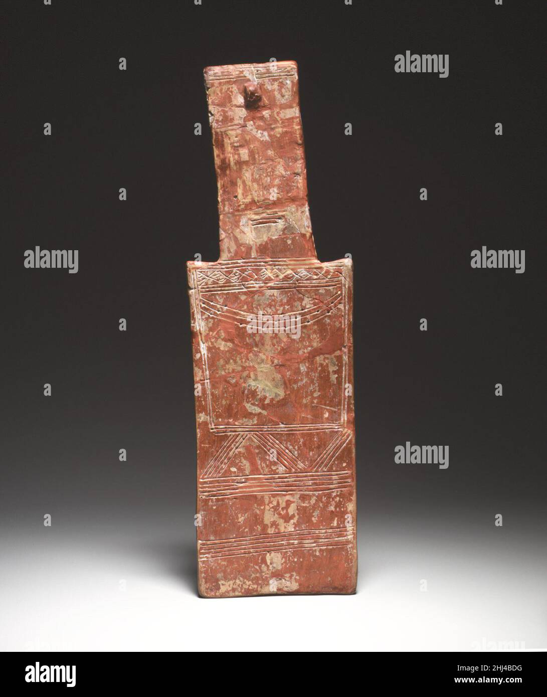 Terrakottafarbene Figur Ca. 2000–1800 v. Chr. Zypern Dies ist ein Beispiel für eine frühe Art von plankenförmiger Figur mit rechteckigem Kopf und Schultern. Die Muster am Körper deuten höchstwahrscheinlich auf ein gewebtes Kleidungsstück hin, das mit Schmuck überzogen ist. Solche Figuren können an Kultstatuen aus Stein oder Holz erinnern, die in Heiligtümern aufgestellt wurden. Terrakottafarbene Figur 241090 Stockfoto