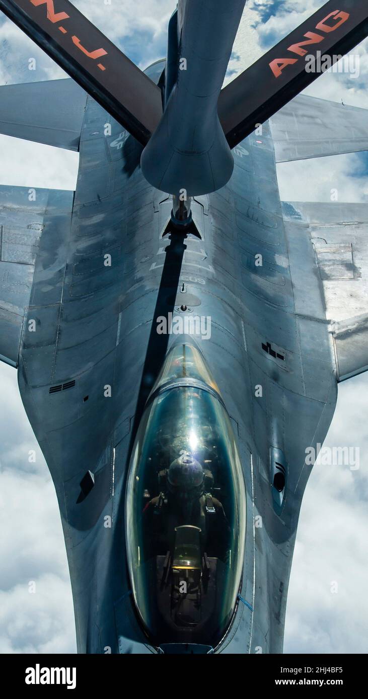 Eine F-16C Kampffalke der US-Luftstreitkräfte aus dem 177th-Kampfflügel der New Jersey Air National Guard erhält Treibstoff von einem anderen NJ ANG-Flugzeug, einem KC-135 Stratotanker aus dem 108th-Flügel am 23. Januar 2022 auf dem Weg zur Naval Air Station Key West, Fla. Die NJ ANG-Kampfflugzeuge und Tankerflugzeuge flogen zur 156th Wing, Muñiz Air National Guard Base in Carolina, PR, für die erste Trainingsübung der NJ ANG im Bereich Agile Combat Employment (ACE). (USA Foto der Air National Guard von Senior Airman Hunter Hires) Stockfoto