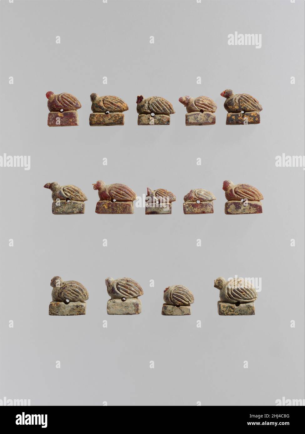 Wachtel aus einem schürzenartigen Gewand 7th. Jahrhundert v. Chr. Kursiv jede Wachtel ist sorgfältig in der runden gerendert und sitzt auf einer perforierten rechteckigen Basis, was darauf hindeutet, dass diese Stücke ursprünglich aufgereiht wurden, um eine Halskette zu bilden. Wachteln aus einem schürzenartigen Gewand 256093 Stockfoto