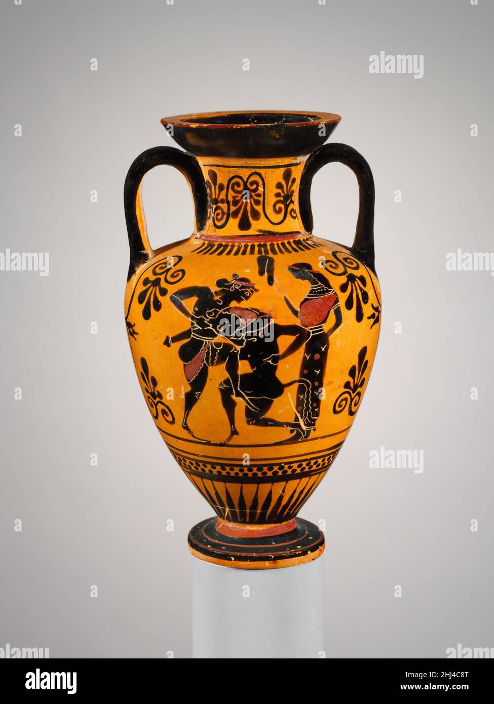 Terracotta Hals-Amphore (Glas) ca. 500 v. Chr. dem Edinburgher Maler Obverse, Theseus and the Minotaur mit Ariadne zugeschrieben (?)umgekehrt kämpft Herakles gegen ein AmazonDiese kleine Nackenamphora zeigt Theseus, der den Minotaurus, den Halbmenschen, Halbbullen, der im Labyrinth von Knossos lebte, erschluckt. Nach dem Mythos tötete Theseus, einer der sieben jungen Männer, die dem Minotaurus zum Opfer gebracht wurden, das Tier und wurde mit Hilfe einer Schnur, die ihm Ariadne, Tochter des Königs Minos, gegeben wurde, aus dem Labyrinth gerettet. Als Theseus anfing, viele der Qualitäten darzustellen, dachten die Athenen wichtig über ihre Stockfoto