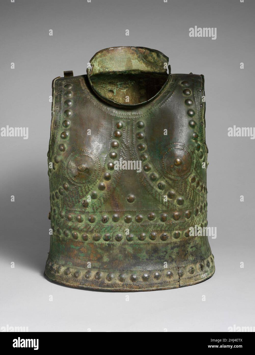 Bronze-Kürassen (Brustschild) 7th oder 6th Jahrhundert v. Chr. Etrusker Vorder- und Rückenteil, zusammenklappbar. Die Oberfläche beider Stücke ist aufwendig mit runden Knöpfen und Punktzeilen geprägt, was die männliche Anatomie stilisiert imitiert. Bronzequairass (Brustschild). Etrusker. 7th oder 6th Jahrhundert v. Chr.. Bronze. Archaisch. Bronzen Stockfoto