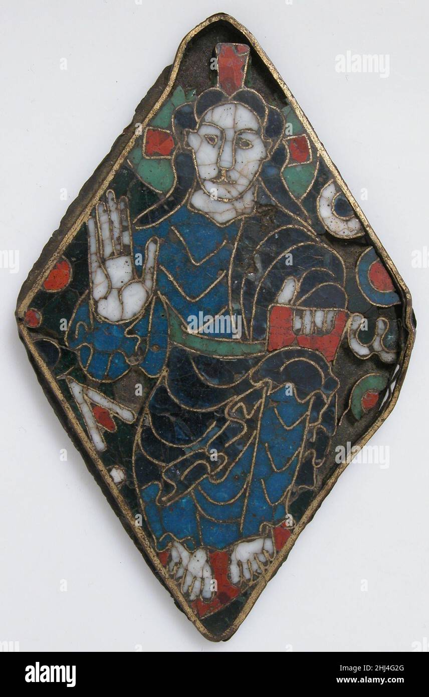 Tafel mit Christus in Majestät Ca. 1050–1100 Südfranzösisch die Buchstaben "A" und "w" auf beiden Seiten der Figur Christi beziehen sich auf die Verkündigung Gottes in der Apokalypse (Buch der Offenbarung): "Ich bin das A und das Omega, der Anfang und das Ende." Diese Tafel kann von einem Buchcover oder einem Prozessionskreuz stammen. Tafel mit Christus in der Majestät 464568 Südfranzösisch, Tafel mit Christus in der Majestät, ca. 1050?1100, Cloisonn? Emaille auf vergoldeter Kupferlegierung, insgesamt: 4 15/16 x 3 1/8 x 1/8in. (12,5 x 7,9 x 0,3cm). Das Metropolitan Museum of Art, New York. Schenkung von J. Pierpont Morgan, 1917 (17.190.696) Stockfoto