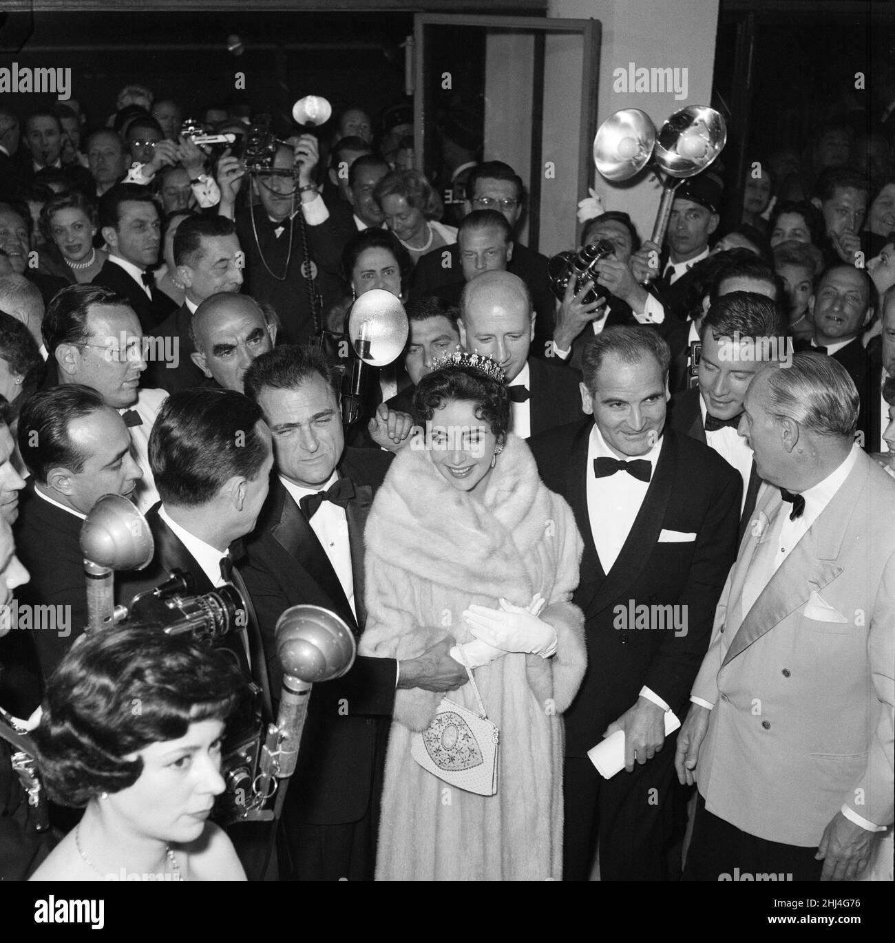 Elizabeth Taylor und ihr Mann, der Filmproduzent Mike Todd, im Bild bei der Eröffnungsnacht der Filmfestspiele von Cannes 1957, wo er in 80 Tagen für neuen Film rund um die Welt wirbt. Cannes, Frankreich, 6th. Mai 1957. Stockfoto