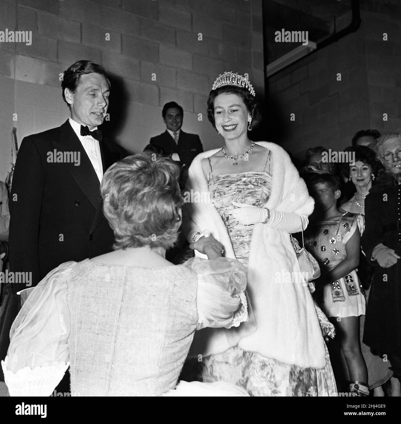 Königin Elizabeth II. Und Prinz Philip, Herzog von Edinburgh, abgebildet während der Königlichen Tour durch Kanada. Die Queen geht hinter die Bühne, nachdem sie „As You Like IT“, Teil des Shakespearian Festivals von Stratford, gesehen hat. Sie traf Mitglieder der Besetzung. Stratford, Ontario, Kanada. 2nd. Juli 1959. Stockfoto