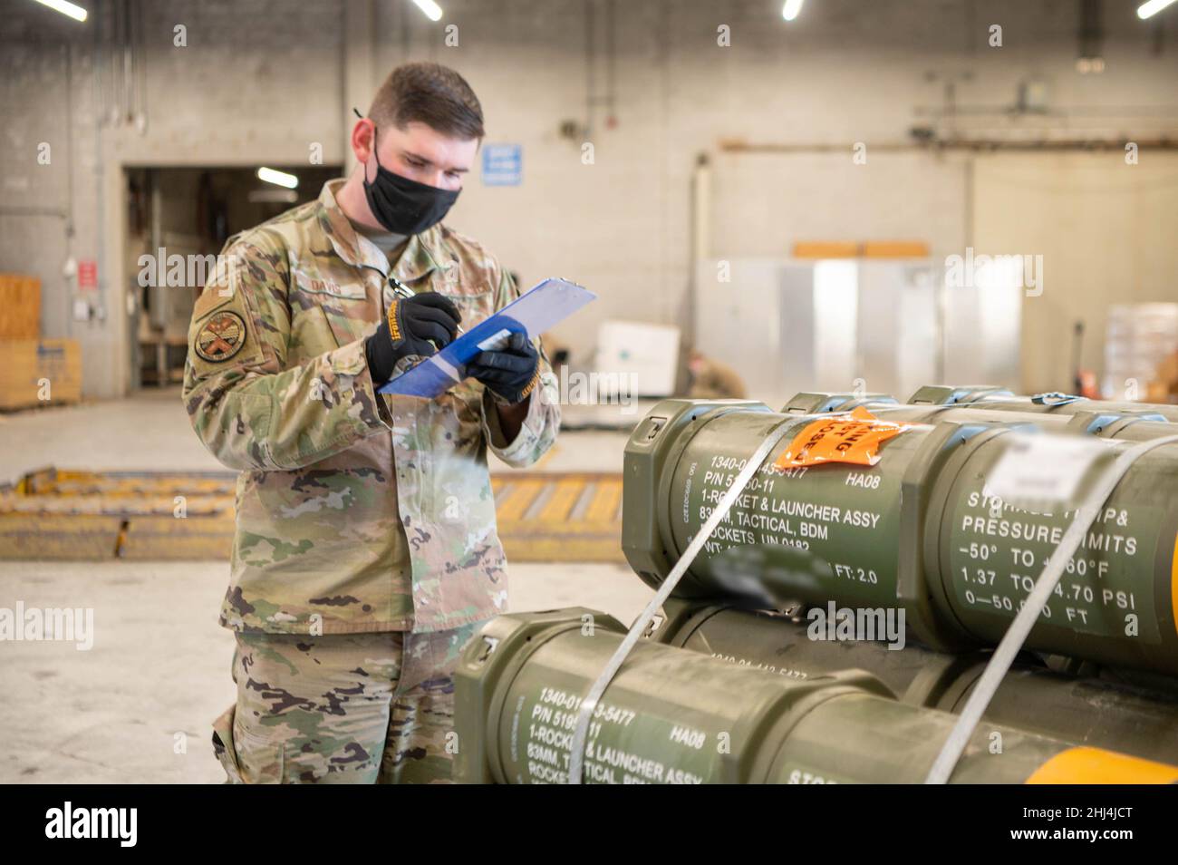 21. Januar 2022, Dover Air Force Base, Delaware, USA: Staff Sgt. KYLE DAVIS, 436th Aerial Port Squadron Special Handling Supervisor, zählt Paletten mit Munitions, Waffen und anderen Geräten, die während einer ausländischen militärischen Verkaufsmission auf der Dover Air Force Base, Delaware, am 21. Januar 2022 in die Ukraine gefesselt wurden. (Bild: © Mauricio Campino/ZUMA Press Wire Service) Stockfoto