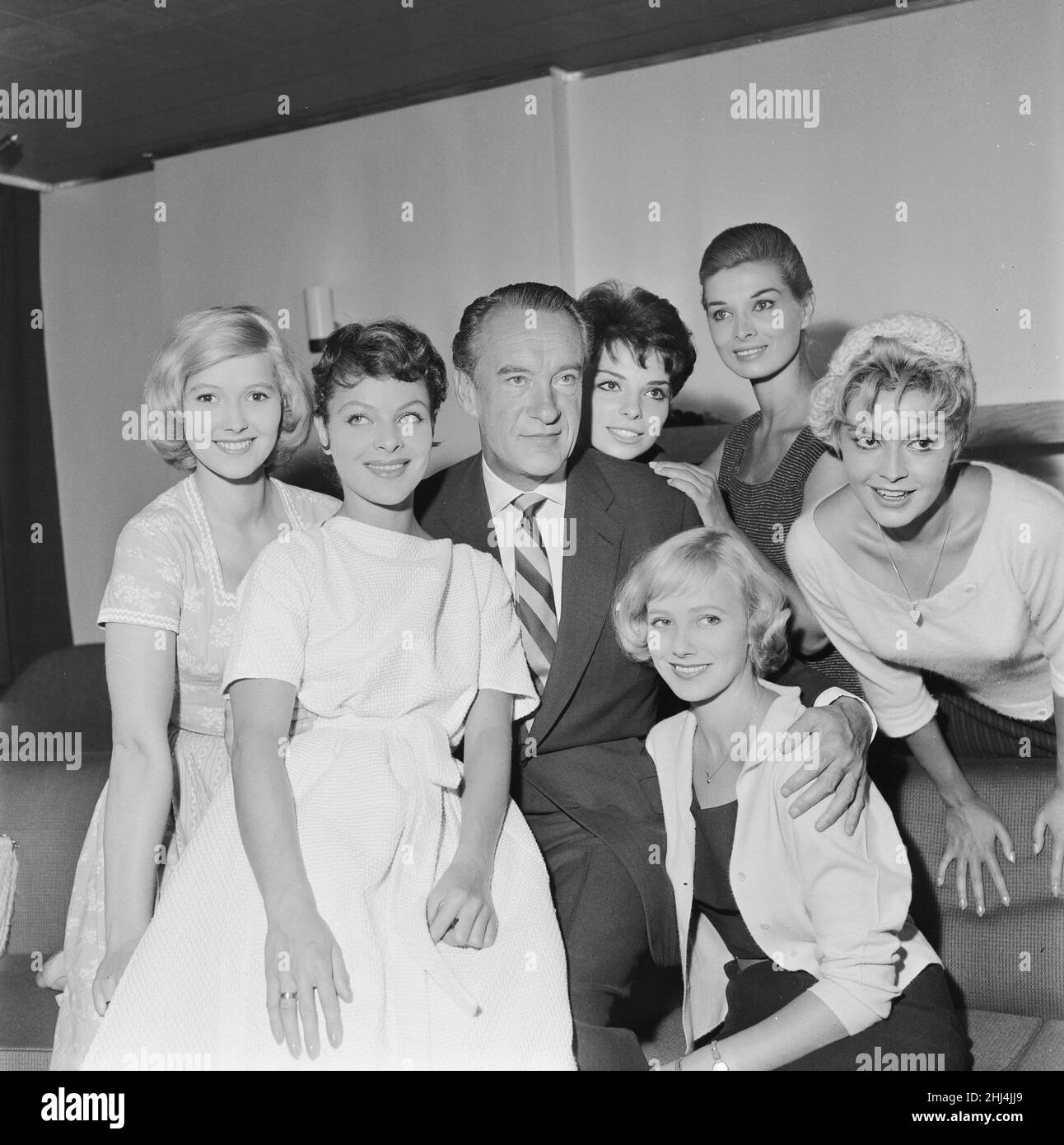 Fotozelle mit Stars von Women in Love, sechs Kurzspiele zum Thema Frauen in der Liebe, 10th. September 1958. Produziert von der unabhängigen Fernsehgesellschaft Associated Rediffusion, anlässlich ihres 3rd-jährigen Bestehens in der Luft. Schauspieler George Sanders mit seinen Co-Stars l-r Frances Martin 18 aus Österreich Annette Grau 26 aus Deutschland Maria Cuadra 23 aus Spanien Scilla Gabel 19 aus Italien Yvonne Monlaur 20 aus Paris Frankreich & Ann-Marie Gyllenspetz 25 aus Schweden (sitzend) Stockfoto