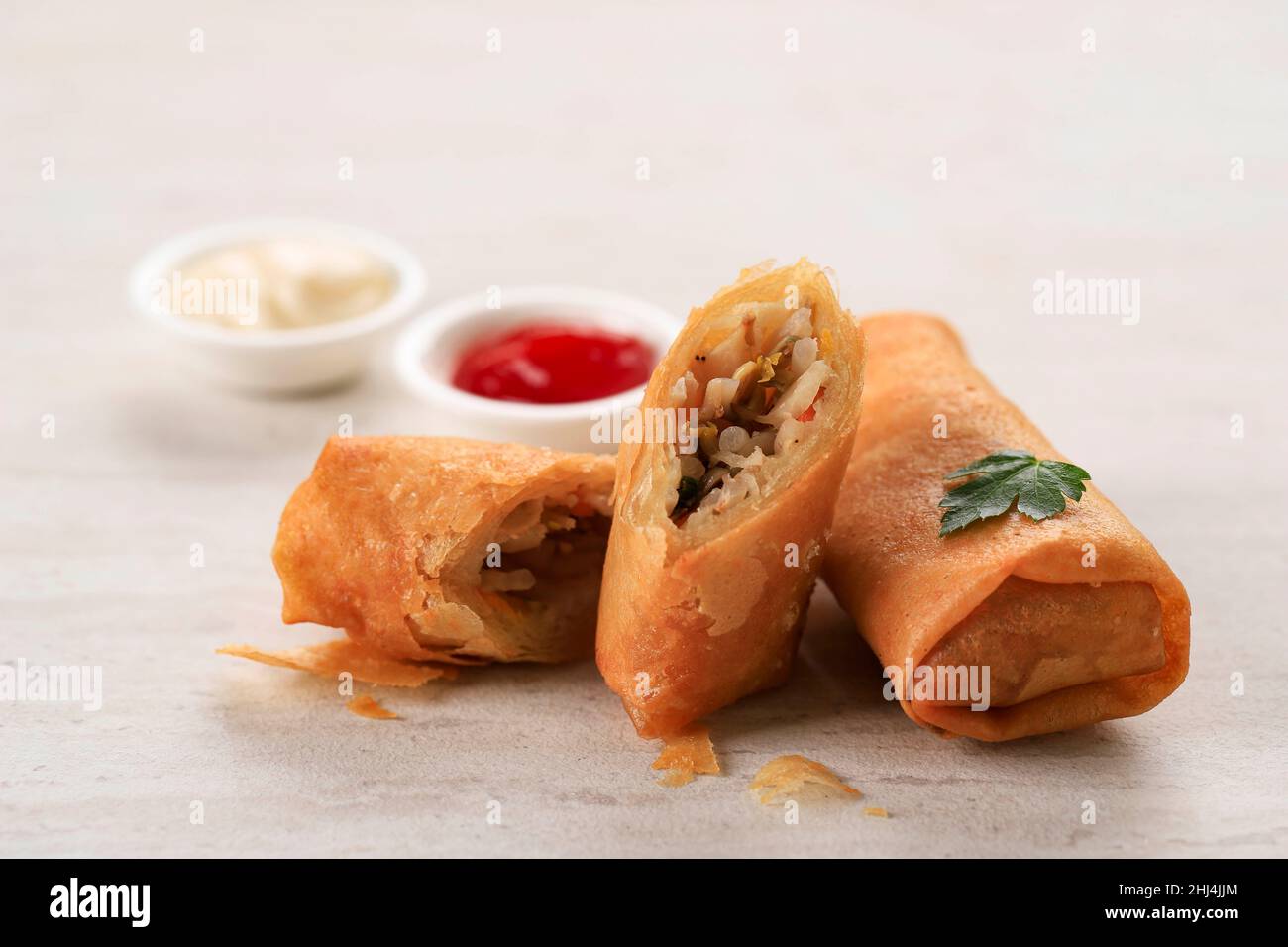 Nahaufnahme Fried Lumpia Chinesischer Frühlingsrolle, serviert mit Mayonaise und Chili Paste Stockfoto