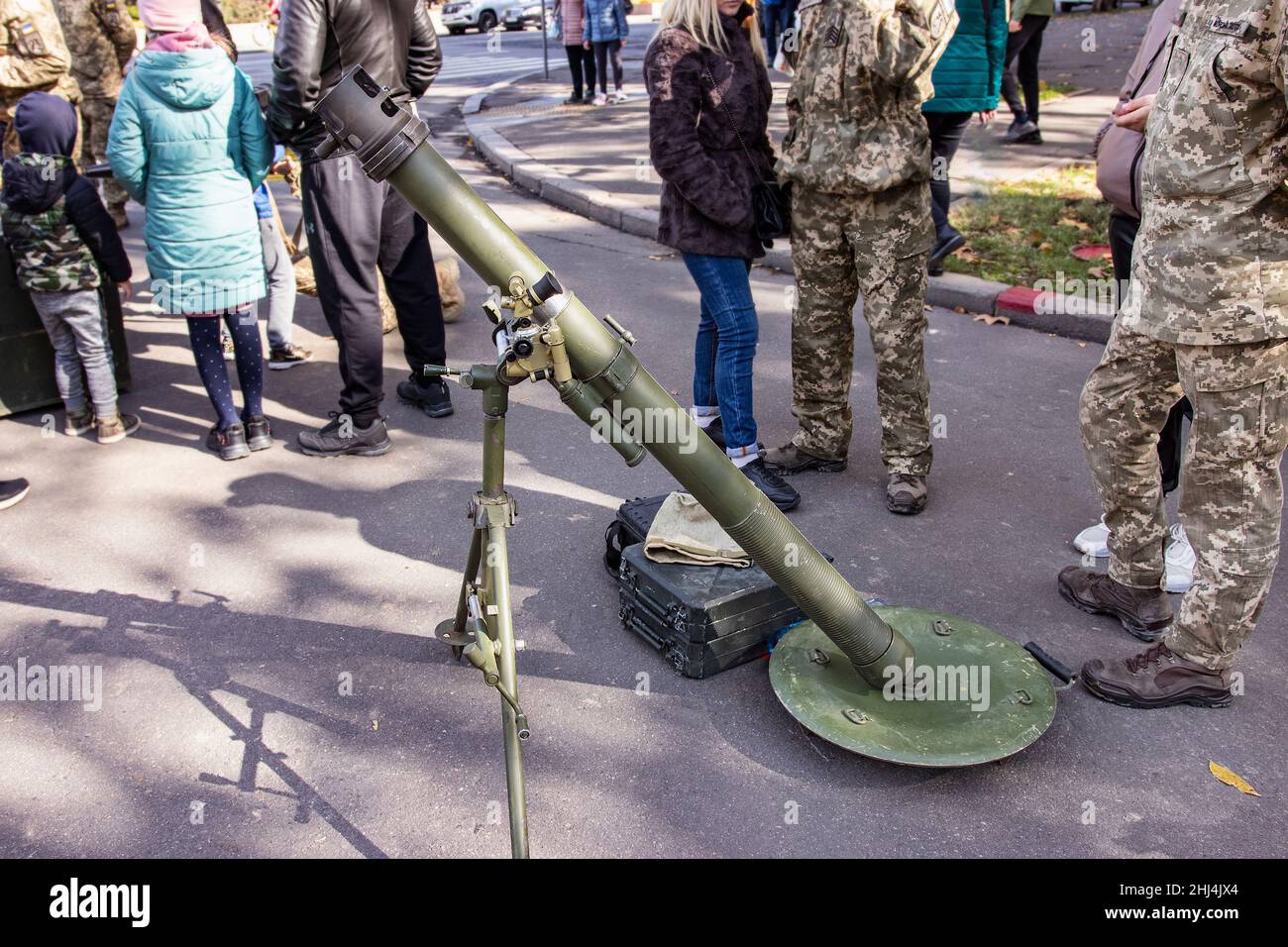 Minenwerfer Kaliber 120 mm ist bei der ukrainischen Armee im Einsatz, um der russischen Aggression entgegenzuwirken und die Unabhängigkeit zu verteidigen. Artillerie-Unterstützungswaffe Mort Stockfoto