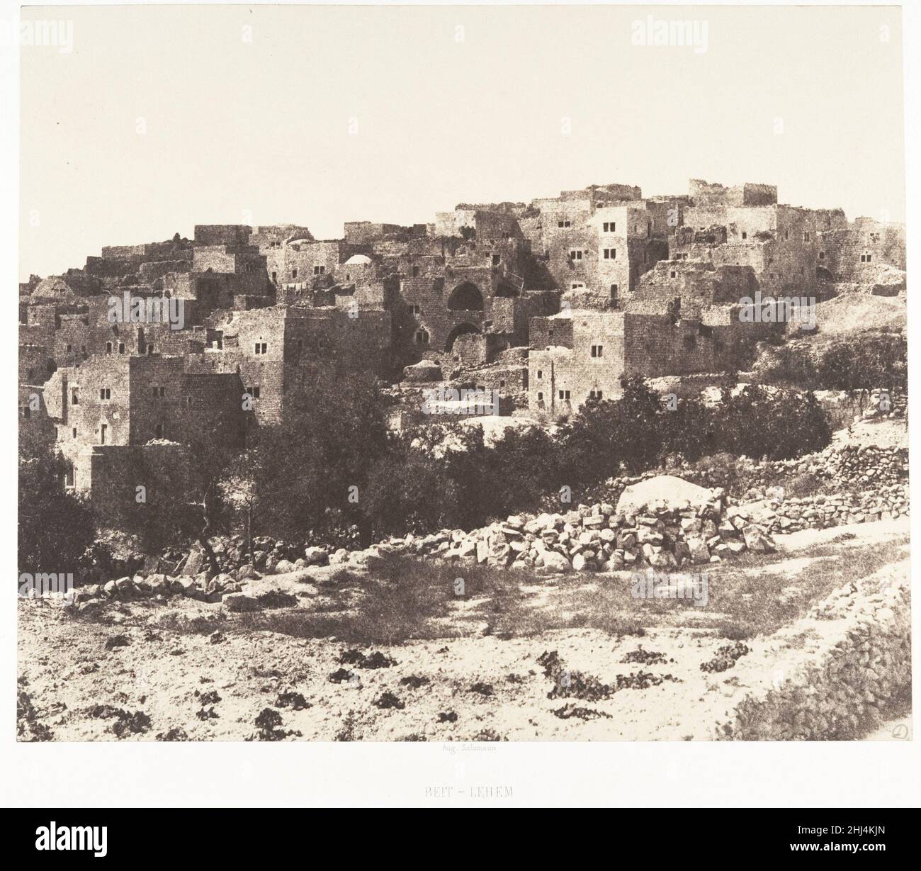 Jérusalem, Beit-Bethlehem, Vue générale 1854 Auguste Salzmann Französisch die kleinen, dunklen Fenster der geometrischen Wohnhäuser Bethlehems erinnern aus der Ferne an die Worte von Salzmanns Landsmann, des Entdeckers François-René de Chateaubriand: „Dieses heilige Land wagt es nicht mehr, seine Freude auszudrücken, und verschließt in seinem Inneren die Erinnerungen an seine Herrlichkeit.“ Andere Berichte beschreiben jedoch eine geschäftige Stadt aus dem 19. Jahrhundert, die fast so viele Besucher wie das viel größere Jerusalem empfing. Den Alltag des osmanischen Palästina ignorierend, präsentierte Salzmann ein leeres, geschlossenes Land. Jérusalem, Beit-Bethlehem, Vue géné Stockfoto