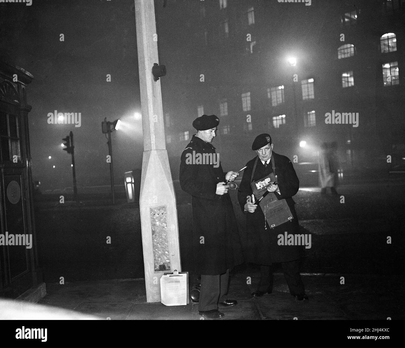 Smog Wächtern halten Fackeln in dichtem Nebel in Central London.5th. Januar 1956. Stockfoto