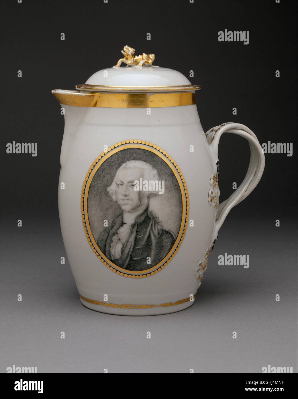 Toddy Jug 1800–1820 Chinesisch, für den amerikanischen Markt die Initialen ET in Gold unter dem Auslauf dieses Kännchens sind die von Edward Tilghman (1750–1815), einem prominenten Anwalt in Philadelphia. Dieser chinesische Exportkrug wurde Tilghman von seinem Onkel, Benjamin Chew Wilcocks, gegeben, der ursprünglich vier Krüge bestellte, die ähnlich mit Porträtbüsten von George Washington in Grisaille dekoriert waren. Das Porträt von Washington wurde von einem chinesischen Künstler originalgetreu nach einem Stich von David Edwin nach Gilbert Stuart kopiert. Krug Mit Toddy 8681 Stockfoto