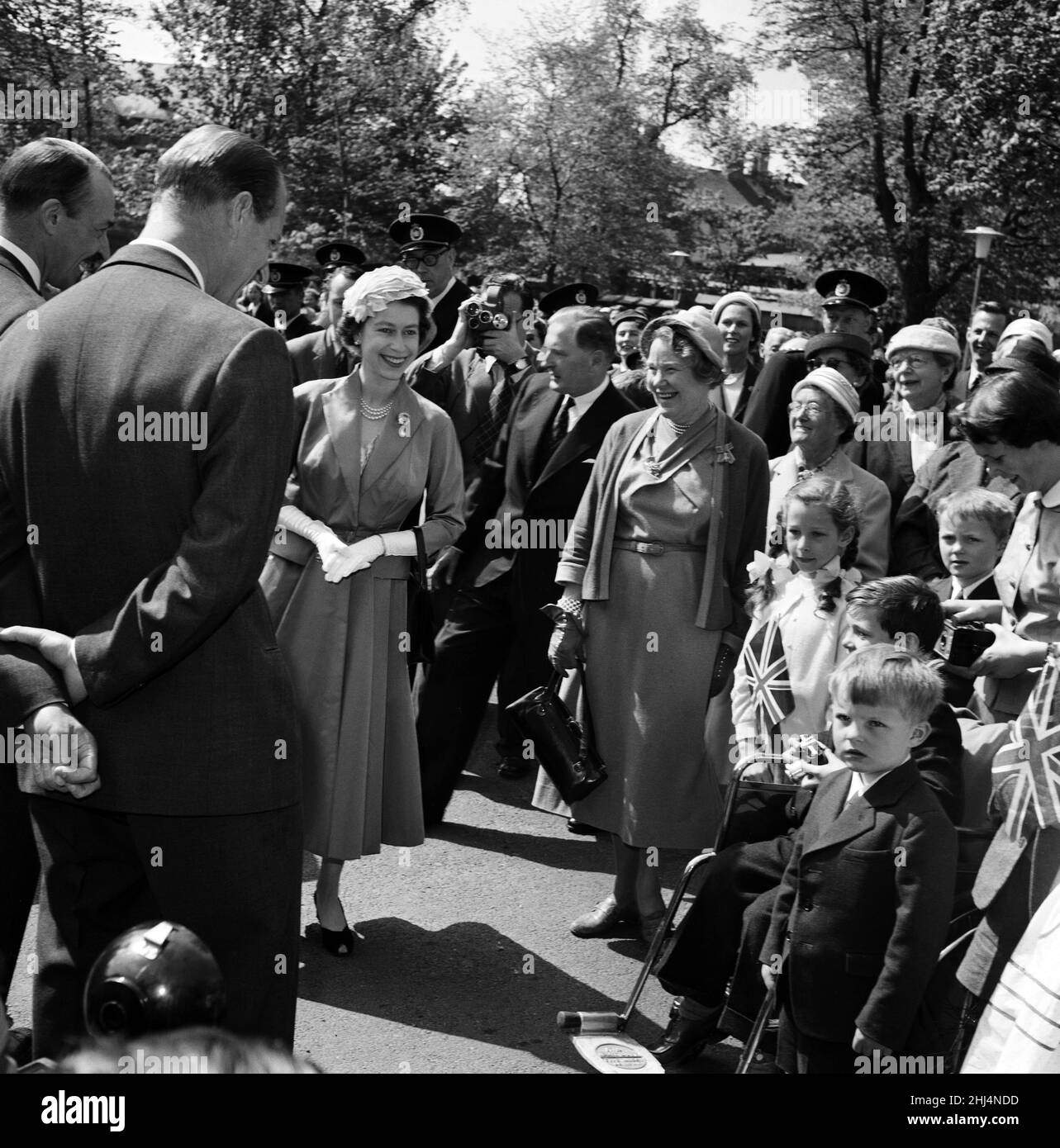 Königin Elizabeth II. Und Prinz Philip, Herzog von Edinburgh, besuchen Dänemark. Königin Elizabeth besucht die Englische Kirche von St. Alban's in Kopenhagen. 23rd Mai 1957. Stockfoto