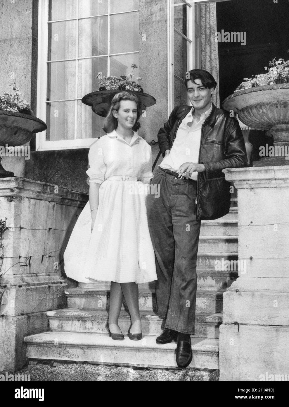 Lord Londonderry, 9th Marquess of Londonderry im Wynyard Hall Estate, County Durham, 12th. Juli 1958. Unser Bild zeigt ... Zuhause zum ersten Mal seit ihrer Hochzeit vor fünf Wochen, Lord Londonderry im Alter von 20 Jahren, mit seiner 17-jährigen Braut, der ehemaligen Miss Nicolette Harrison. Stockfoto