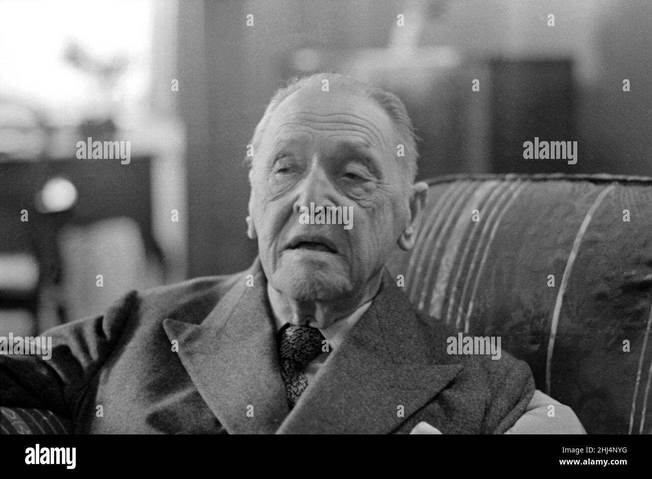 Der britische Schriftsteller William Somerset Maugham hat zu Hause fotografiert. April 1959. Stockfoto