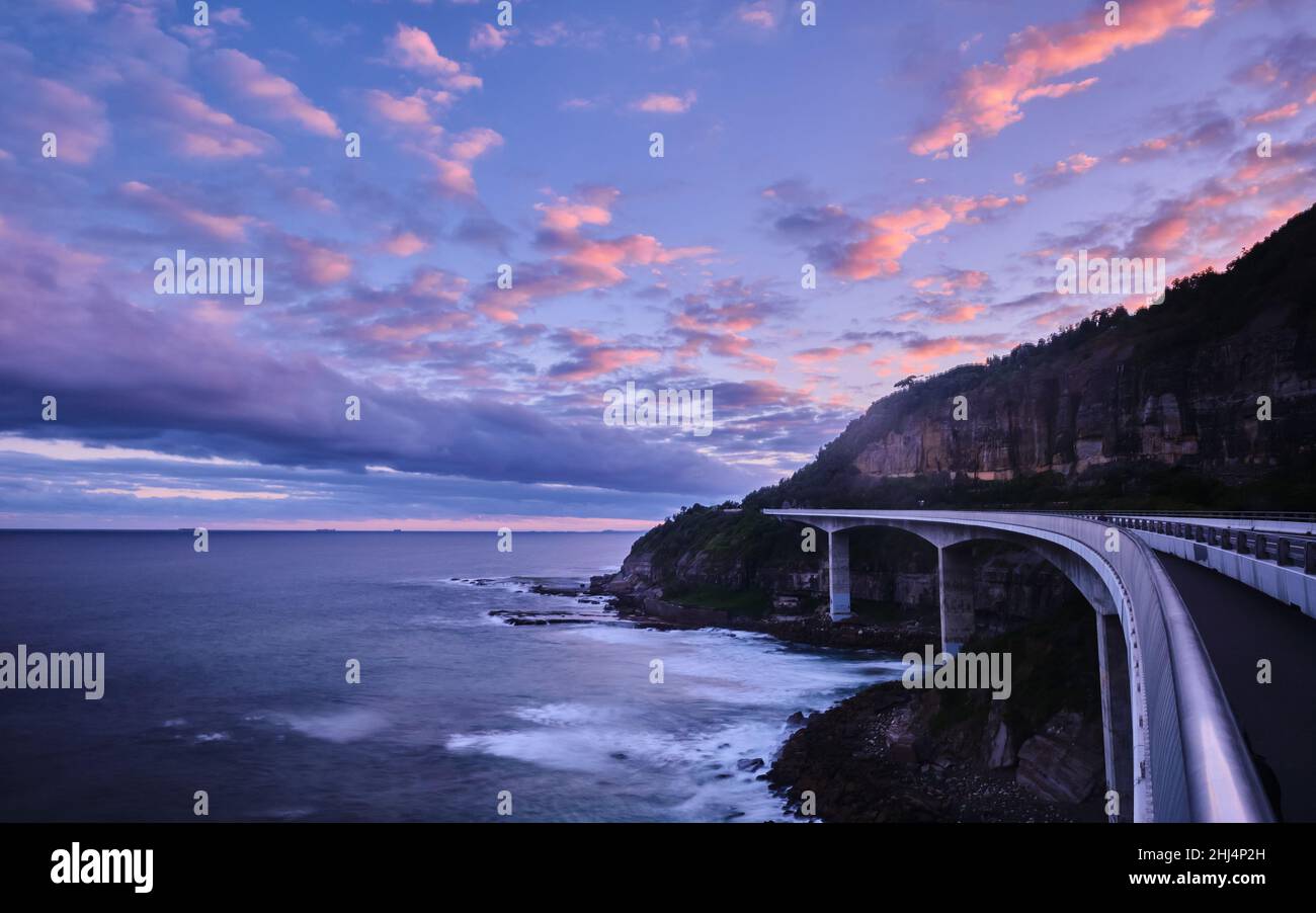 Sonnenuntergang Scape of Sea Cliff Bridge entlang des malerischen Lawrence Hargrave Drive Stockfoto