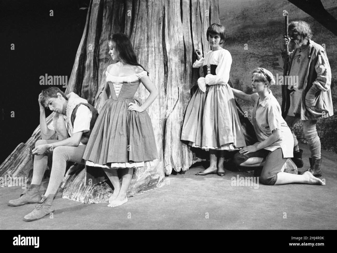 Eine Szene aus der RSC-Produktion von As You Like IT . Von links nach rechts Peter McEmery als Silvius, Jill Dixon als Phoebe, Rosalind Knight als Celia, Vanessa Redgrave als Rosalind und Russell Hunter als Corin. 2nd. Juli 1961 *** Ortsüberschrift *** Watscan - 24/05/2010 Stockfoto