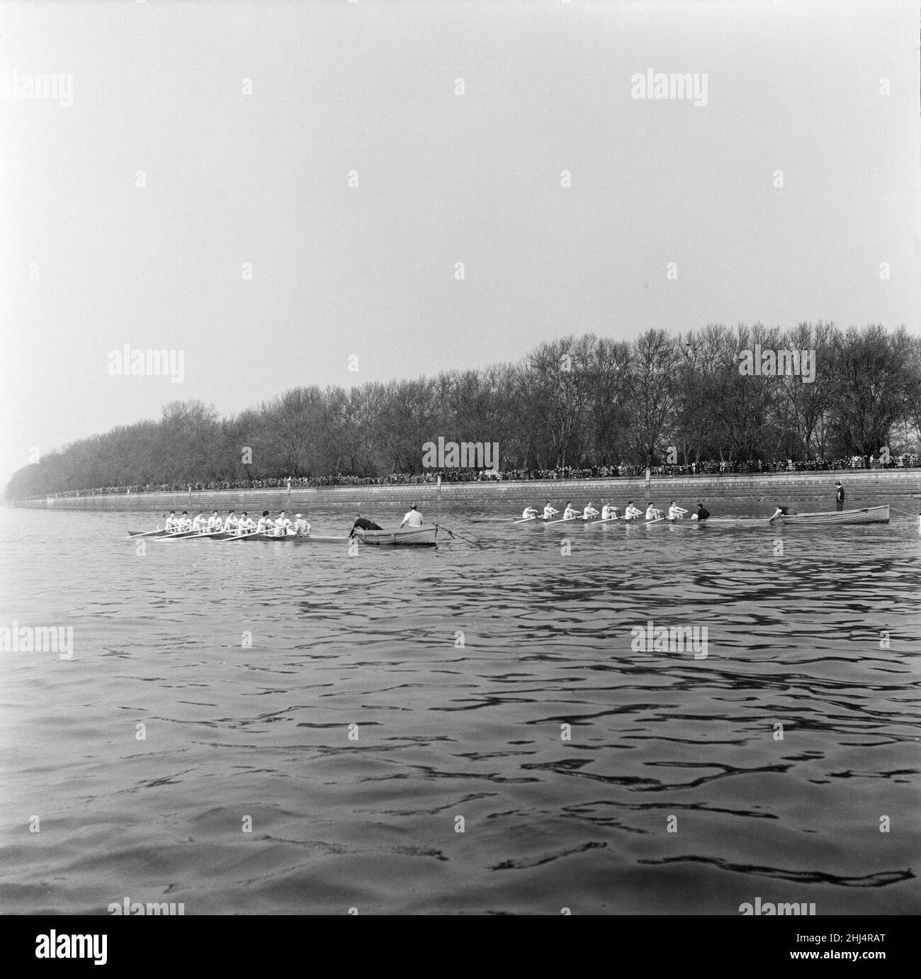 The Boat Race, Cambridge / Oxford. 1957. Bild zu Beginn des Rennens an der Putney Bridge. Das Rennen fand vom Startpunkt an der Putney Bridge an der Themse in London bis zur Ziellinie an der Chiswick Bridge im Mortlake-Gebiet in West London statt. Die Boat Race Course, bekannt als Championship Course, ist 4 Meilen, 374 Yards oder 6,8 km lang. Das Bootsrennen 103rd fand am 30. März 1957 statt. Das Boat Race findet jährlich statt und ist ein Side-by-Side-Ruderrennen zwischen Crews der Universitäten Oxford und Cambridge entlang der Themse. Das Rennen wurde vom ehemaligen Oxford-Ruderer Gerald E umgestellt Stockfoto