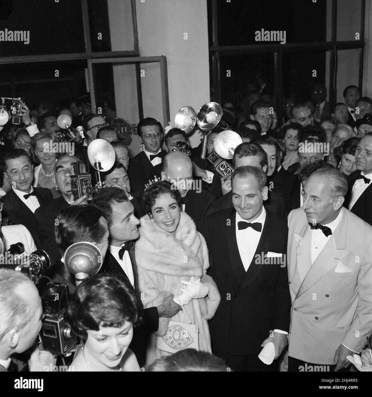 Elizabeth Taylor und ihr Mann, der Filmproduzent Mike Todd, im Bild bei der Eröffnungsnacht der Filmfestspiele von Cannes 1957, wo er in 80 Tagen für neuen Film rund um die Welt wirbt. Cannes, Frankreich, 6th. Mai 1957. Stockfoto