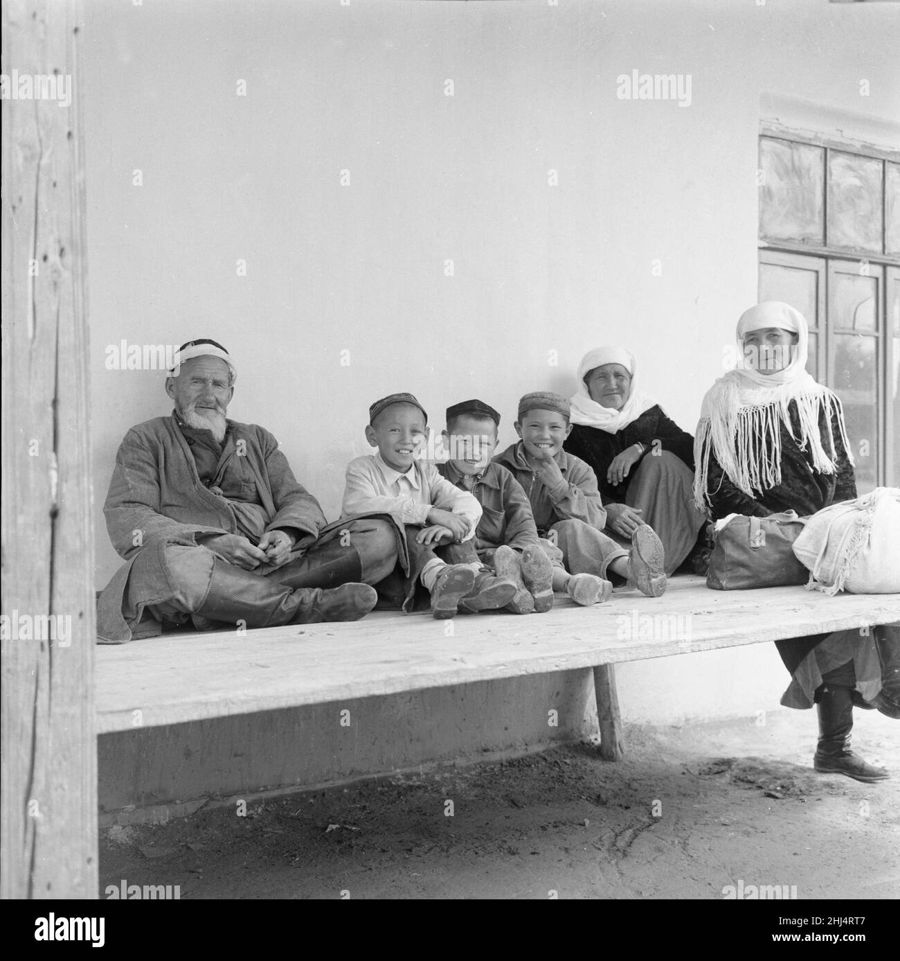 Eine typische Uzbeki-Familie in traditioneller Tracht posiert für den Daily Mirror Kameramann. Mai 1960M4000 Stockfoto