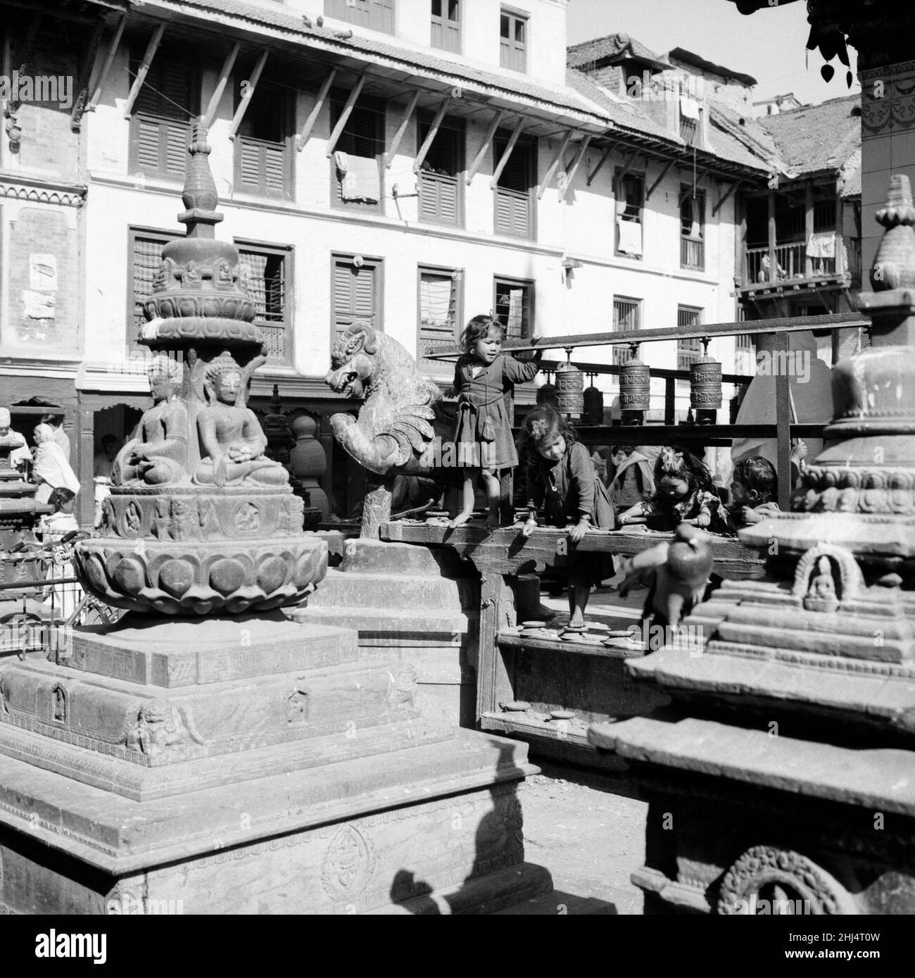 Nepalesische Kinder spielen um den Changnarayan Tempel in Katmandu, der Hauptstadt des Bergreiches Nepal. Februar 1961 l l Stockfoto