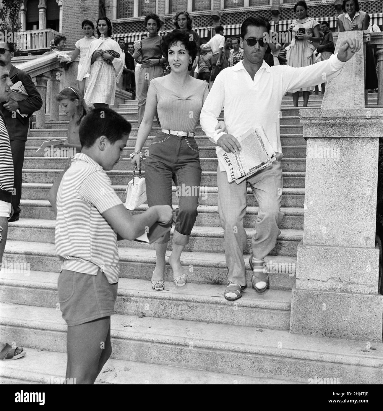 1956 Venice Film Festival, Freitag, 31st. August 1956. Unser Bild Zeigt ... Die italienische Schauspielerin Gina Lollobrigida mit ihrem Mann Milko Skofic. Stockfoto