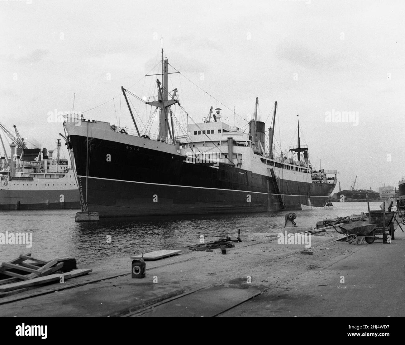 Das Schiff der SS Asia in Surrey legt nach einem Unfall am 22nd. August 1960 an. Stockfoto