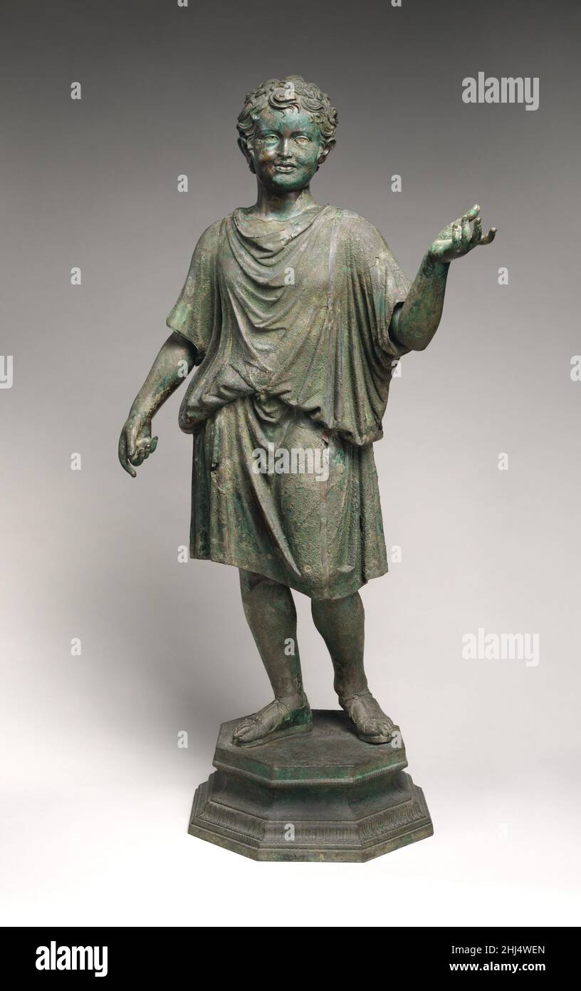 Bronzestatue eines camillus (Akolyt) ca. 14–54 n. Chr. Roman Sobald er die Macht übernahm, setzte Kaiser Augustus ein Programm in Gang, das darauf abzielte, die altehrwürdigen Werte Tugend, Ehre und Frömmigkeit wiederherzustellen. Religiöse Kulte wurden beaustert, Tempel wurden gebaut, öffentliche Zeremonien und Opfer füllten den Kalender. Männer jeden Ranges entschieden sich, im Akt des frommen Opfers dargestellt zu werden. Die beliebte Art der Skulptur, die hier zu sehen ist, zeigte junge Jungen, die bei religiösen Zeremonien als Akolyten dienten.die Identifizierung dieser Figur als camillus, ein Begleiter bei Opfern, der aus den edelsten Familien gewählt wurde, ich Stockfoto