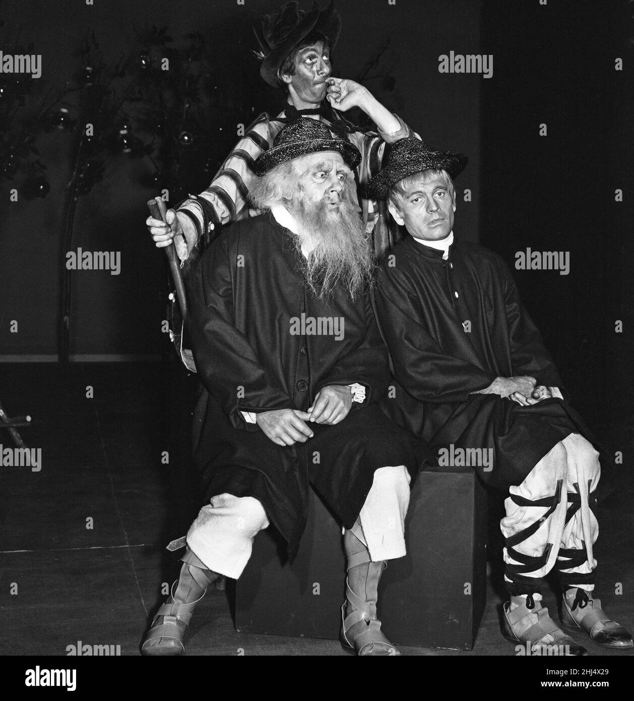 Fotoanruf für William Shakespeare-Theaterstück „The Winter's Tale“ im Shakespeare Memorial Theatre, Stratford-upon-Avon. Abgebildet: „Autolycus“ (Jack MacGowran), „Old Shepherd“ (James Bree), „Young Shepherd“ (Ian Holm). 29th. August 1960. Stockfoto