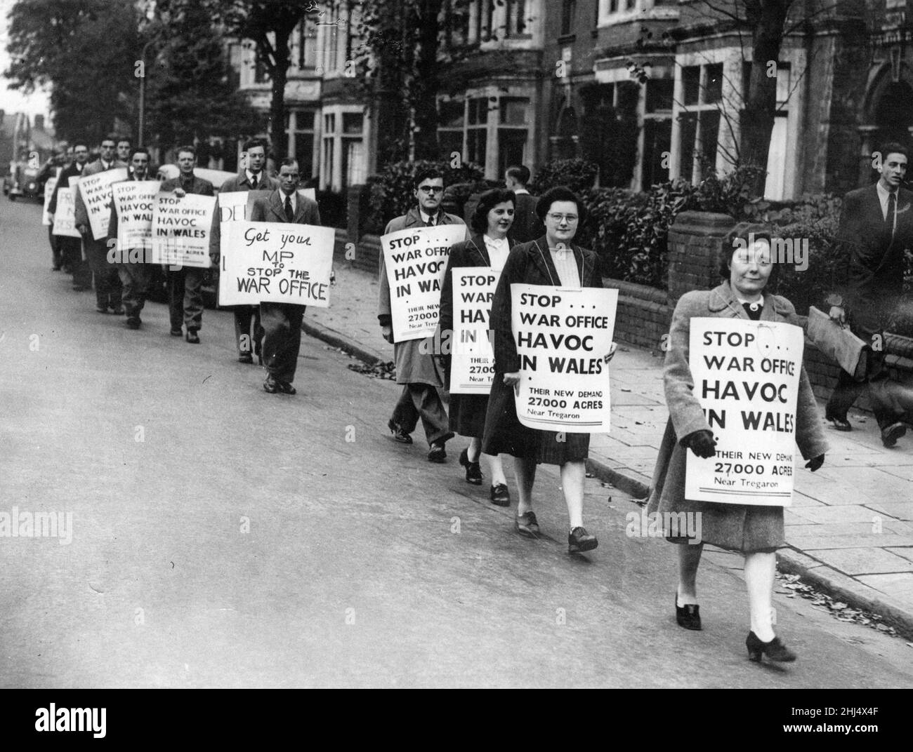 Mitglieder der Welsh Nationalist Association, Cardiff Branch, demonstrieren in Cardiff gegen das Kriegsbüro und die County Town Planning Committees, die am Donnerstag, den 24th. September 1959, in Park Place, ein Treffen in Bezug auf den erzwungenen Landkauf von 27 Tausend Acres Land in der Nähe von Tregaron in Ceredigion, Wales, abhalten. Stockfoto