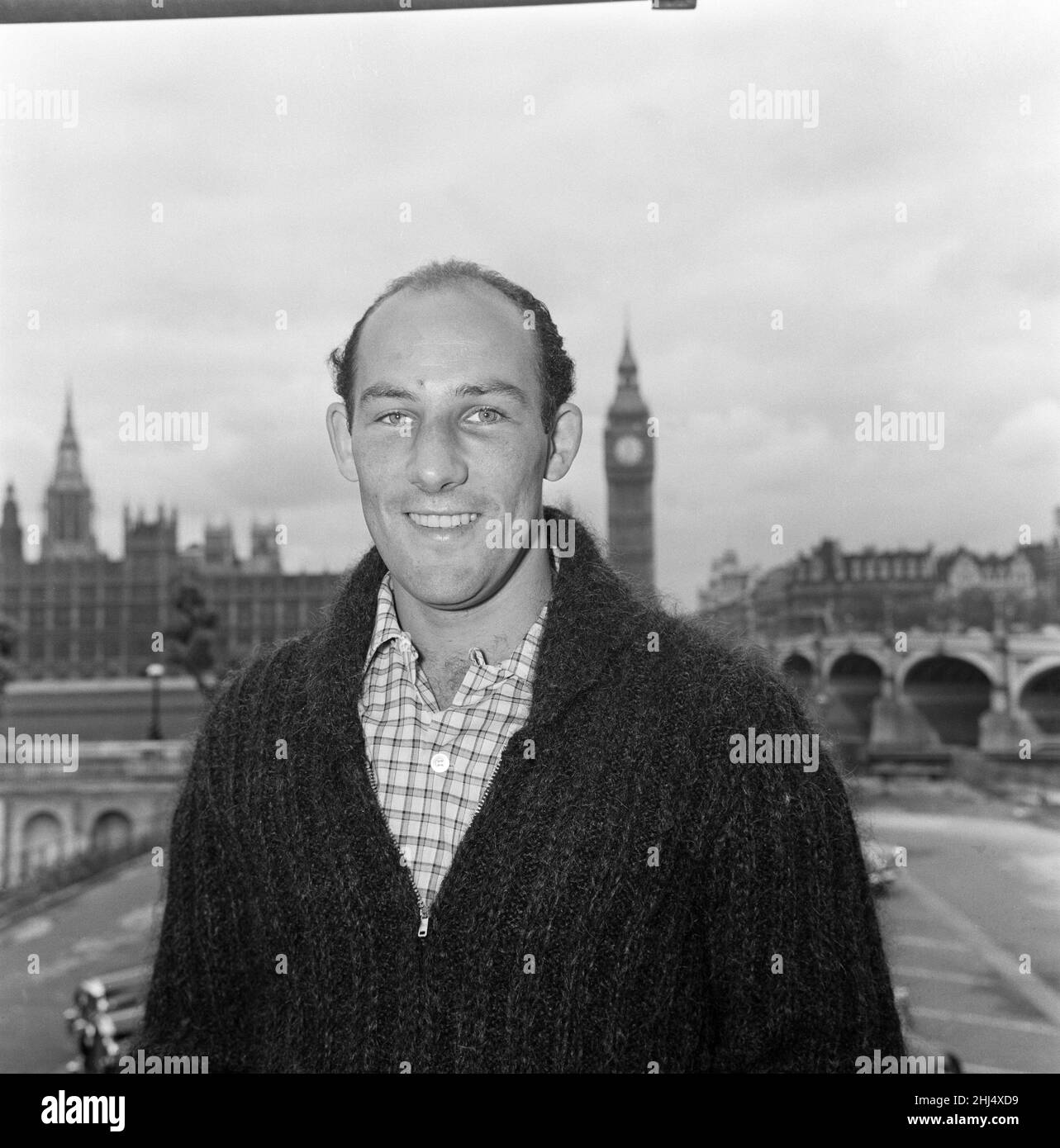Stirling Moss auf dem Gelände des St. Thomas' Hospital in Westminster, London. Er war an einem schweren Zerschlagung in Belgien beteiligt und verletzte sich an Beinen und Rücken. Aber sehr bald will er wieder am Steuer seines Rennwagens sein. 14th. Juli 1960. Stockfoto