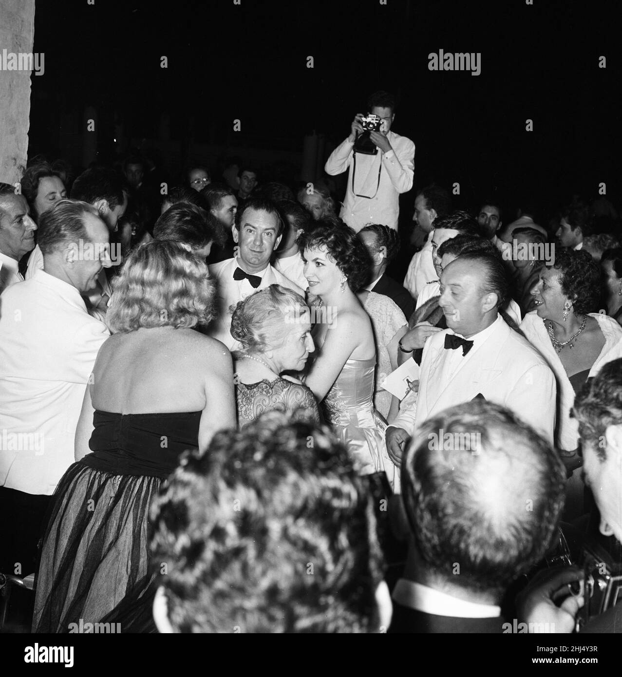 1956 Venice Film Festival, Freitag, 31st. August 1956. Unser Bild Zeigt ... Die italienische Schauspielerin Gina Lollobrigida kommt im Festivaltheater an, auch, mit Blick auf die Kamera, Bernard McElwaine Sunday malerischer Journalist. Stockfoto