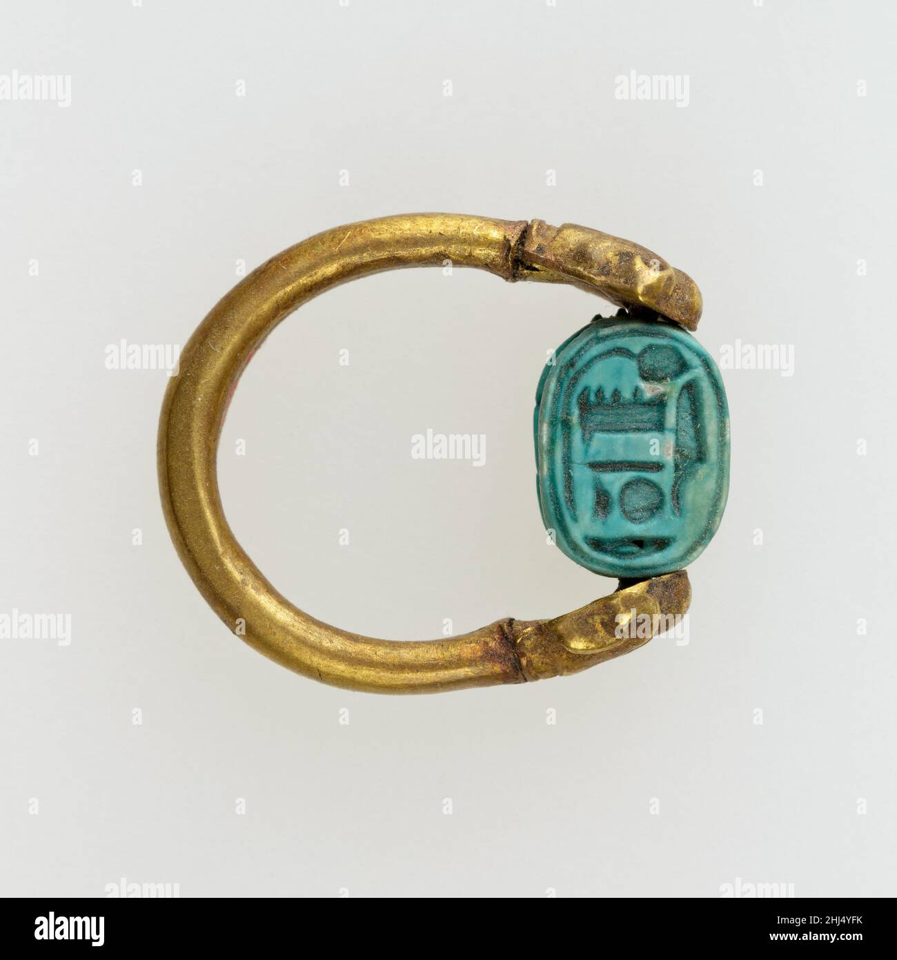 Scarab Fingerring mit dem Namen Amun-Re ca. 1550–1295 B.C. Neues Königreich die Chansonette von Amun, Henettawy, starb in ungefähr 1000 B.C. im Alter von zwanzig. Sie wurde in einem Grab gleich vor dem Tempel des New Kingdom pharaoh Hatschepsut begraben. Dieses Grab könnte ursprünglich die Ruhestätte eines Beamten der Hatschepsut gewesen sein, Minmose, von dessen Sarg ein Teil im Schutt im Inneren gefunden wurde. Henettawy scheint eilig zur Ruhe gelegt worden zu sein, da sie nicht einmal einbalsamiert worden war, sondern einfach in Schichten von Leinenbinden eingewickelt war und außer ihrem verschachtelten Sarg keine Grabmöbel hatte Stockfoto