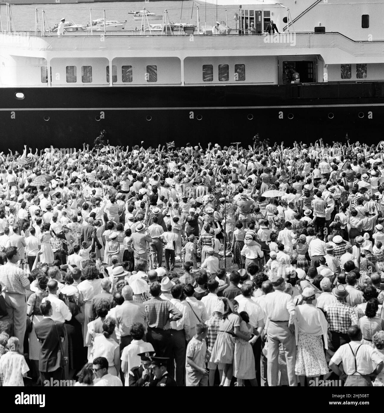 Königin Elizabeth II. Und Prinz Philip, Herzog von Edinburgh während der Königlichen Tour durch Kanada. Am Ufer des Detroit River versammelten sich Zehntausende von Menschen, um sie anzufeuern. 3rd. Juli 1959. Stockfoto